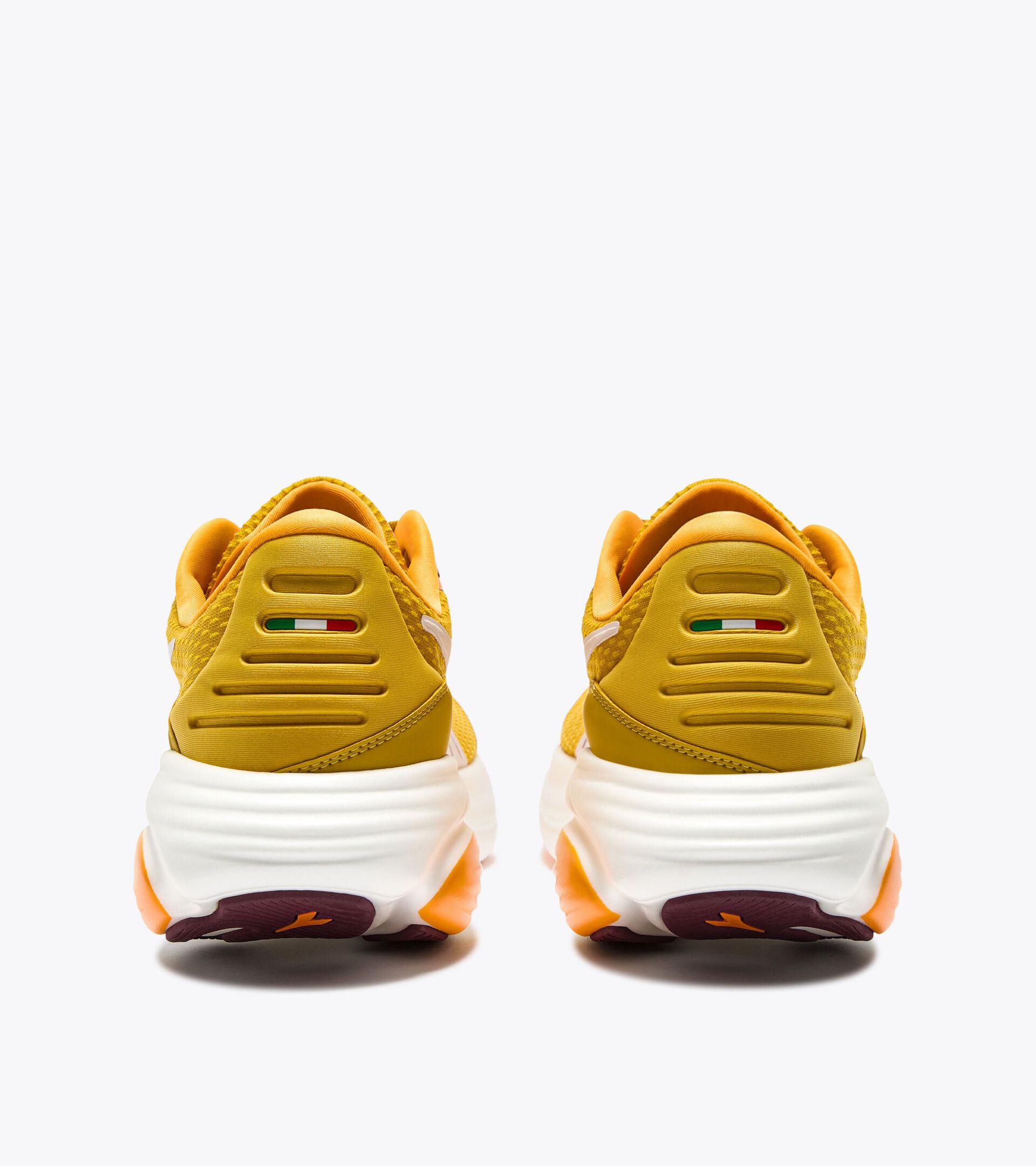 Zapatilla de running Made in Italy - Ligereza y amortiguaci&oacute;n - Para todos los g&eacute;neros ATOMO STAR MOSTAZA PICANTE/BLANCO - Diadora