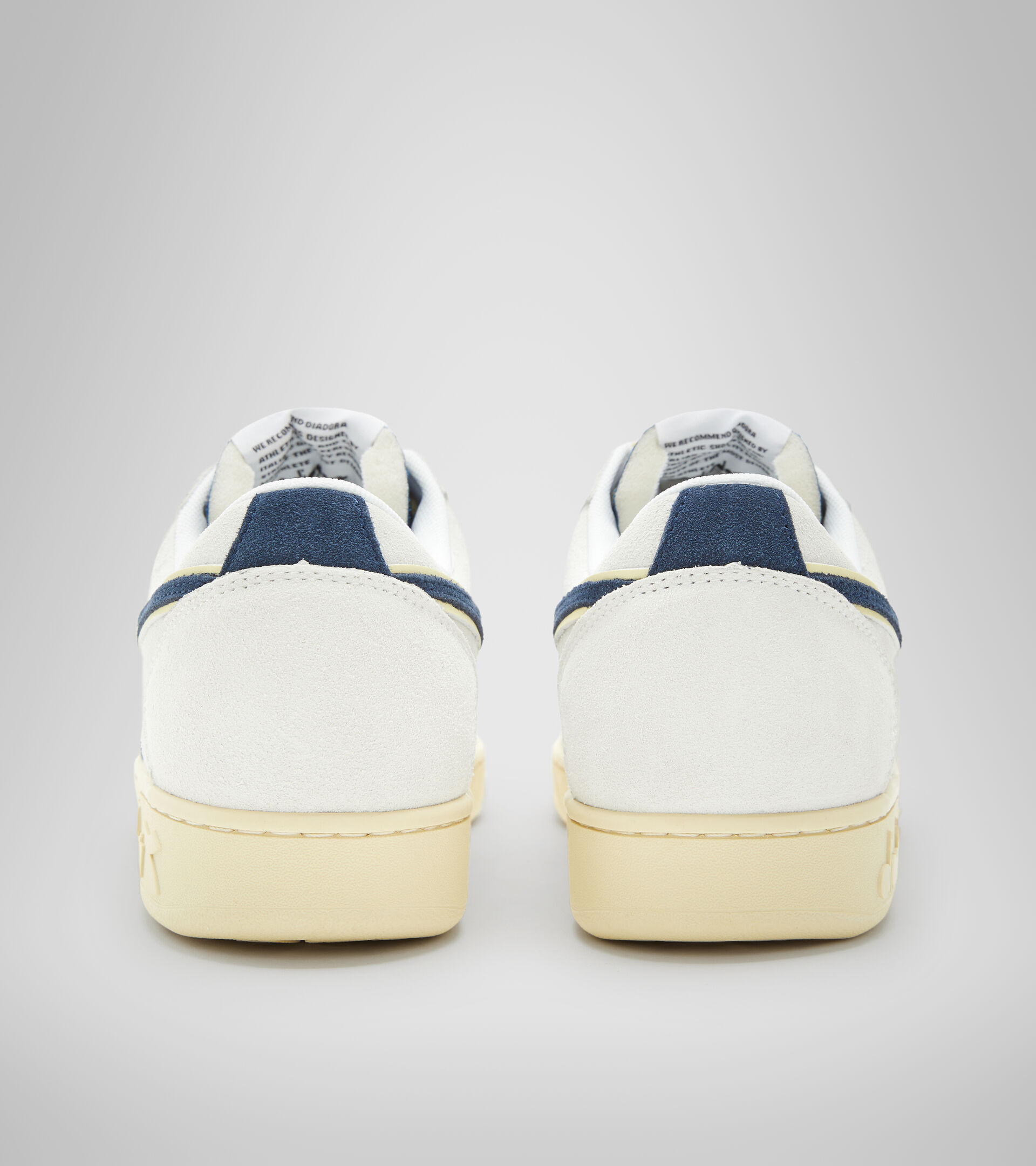 Sporty sneakers - Unisex MAGIC BASKET LOW SUEDE LEATHER WHITE /BLUE CASPIAN SEA - Diadora