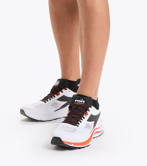MYTHOS BLUSHIELD 7 VORTICE, BLCO/NEGRO/NARANJA BERMELLON Zapatillas de running - Hombre MYTHOS BLUSHIELD 7 VORTICE BLCO/NEGRO/NARANJA BERMELLON - Diadora