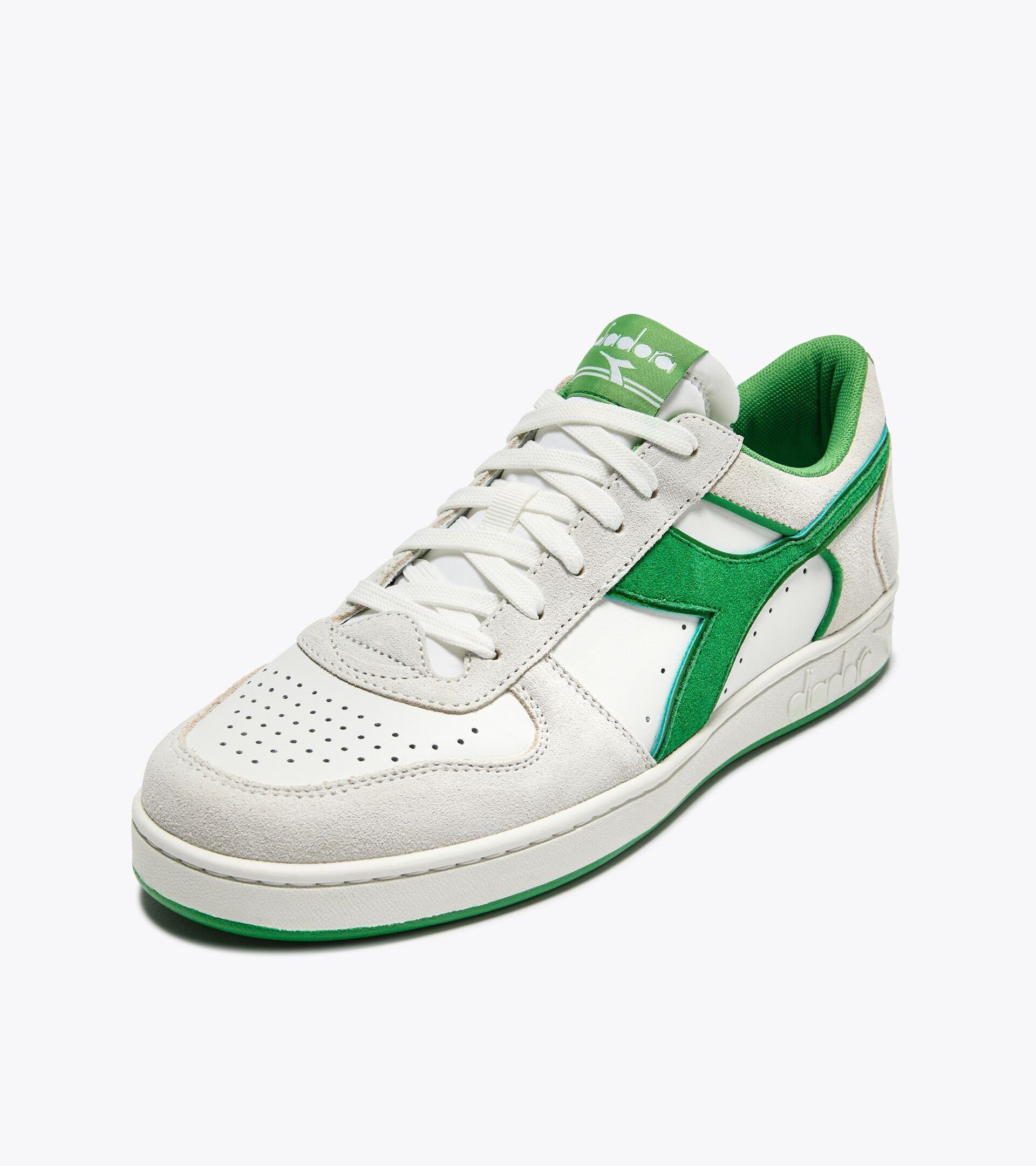 Sporty sneakers - All-Gender MAGIC BASKET LOW SUEDE LEATHER WHITE/ISLAND GREEN - Diadora