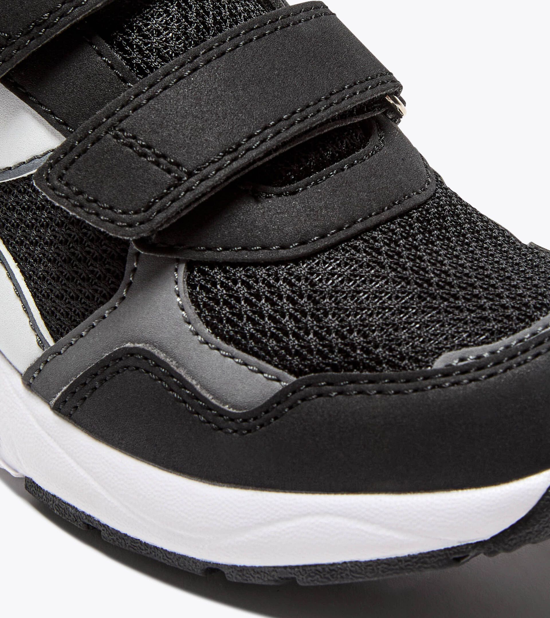 Junior running shoe - All-Gender FALCON 5 JR V BLACK/WHITE/ORANGE - Diadora