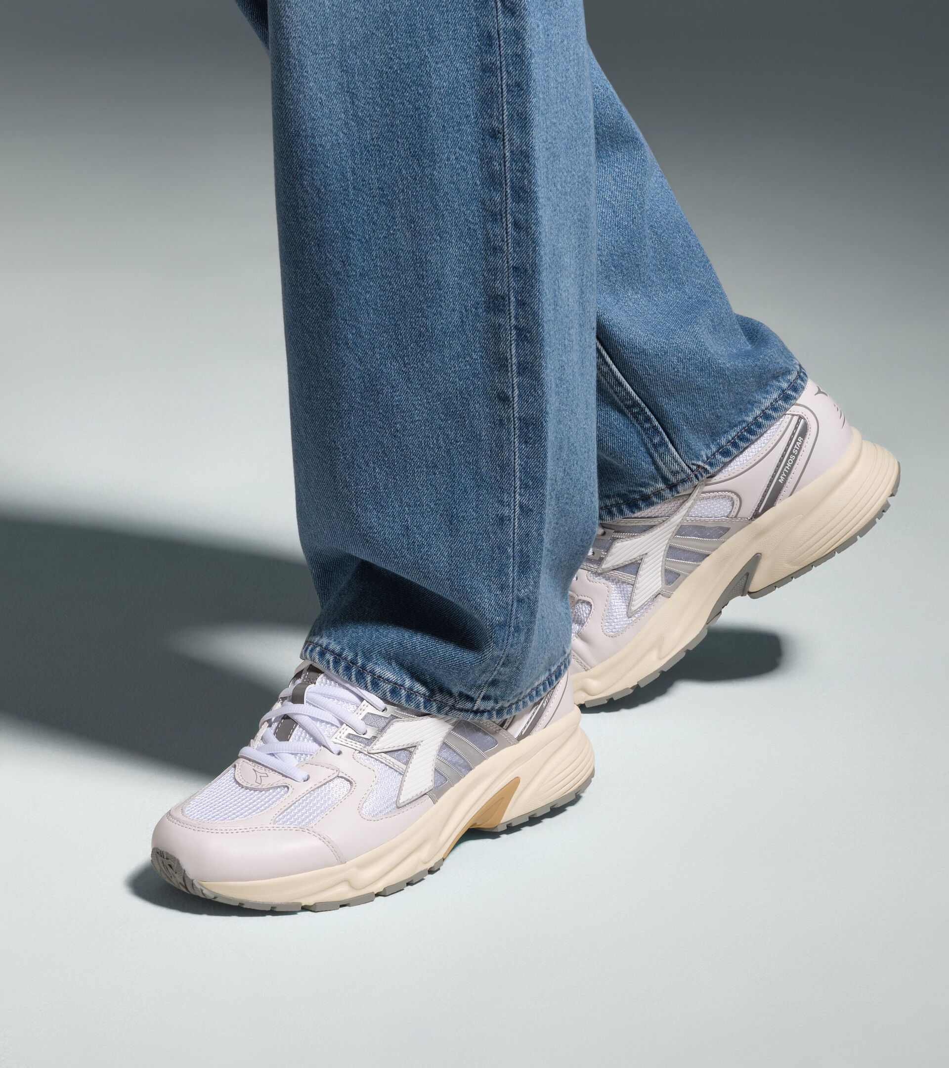 Zapatilla deportiva de piel - Para todos los g&eacute;neros
 MYTHOS STAR LEA BLANCO/BLANCO/BLANCO - Diadora