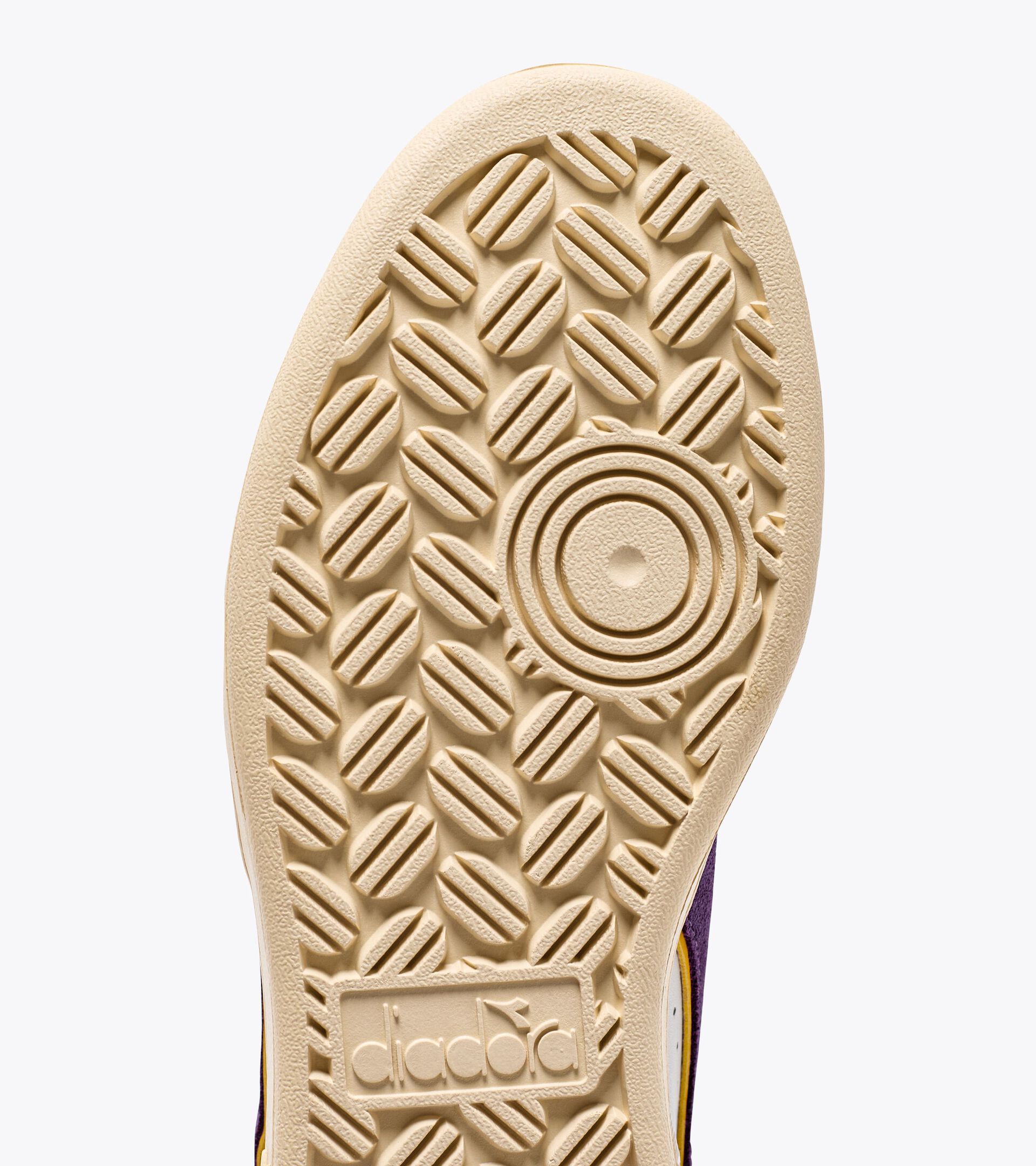 Sporty sneakers - All-Gender MAGIC BASKET LOW SUEDE LEATHER WHITE/DEEP LAVANDER VIOLET - Diadora