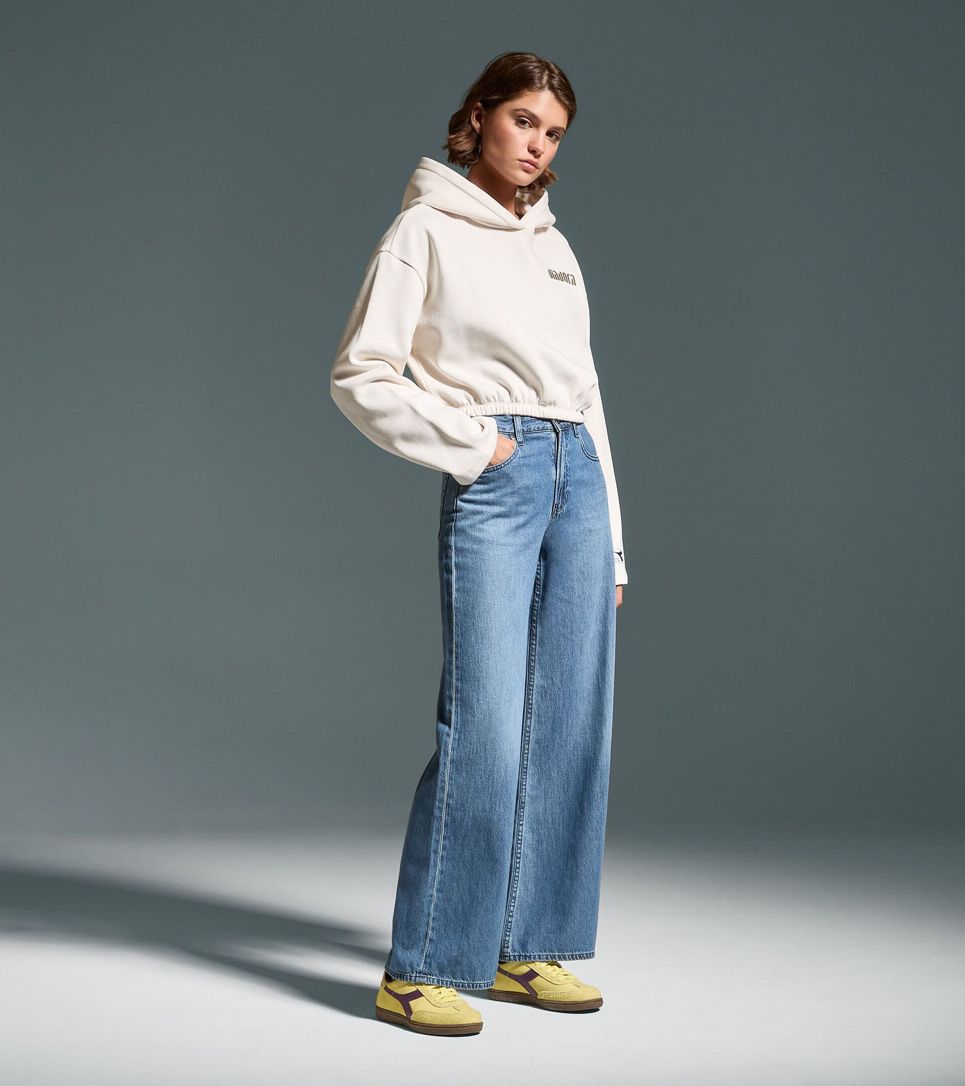 Cropped hoodie - Women's
 L. HOODIE ATHL. LOGO WHISPER WHITE - Diadora