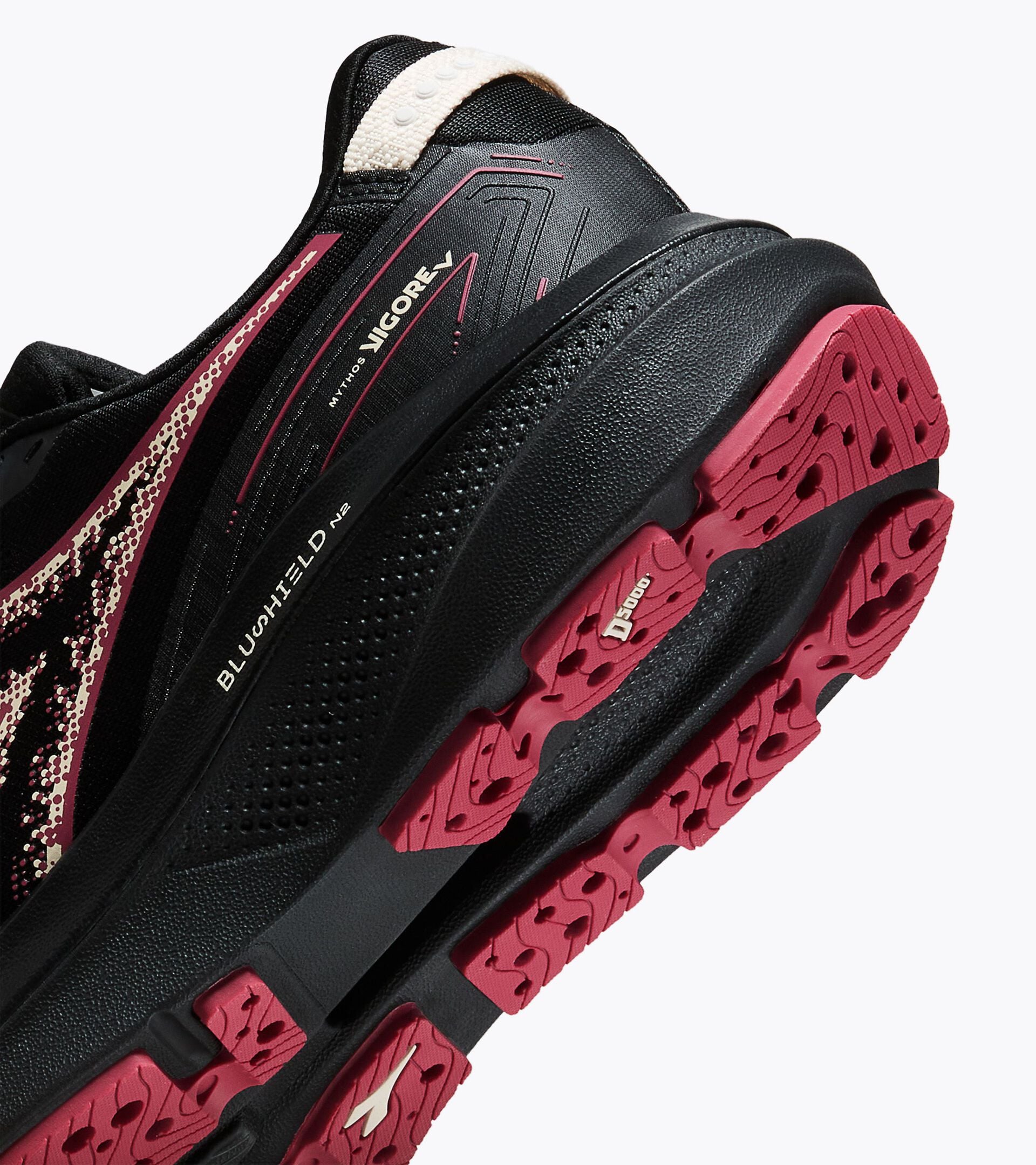 Running shoe - Stability and protection - Women&rsquo;s MYTHOS BLUSHIELD VIGORE V W BLACK/EARTH RED - Diadora