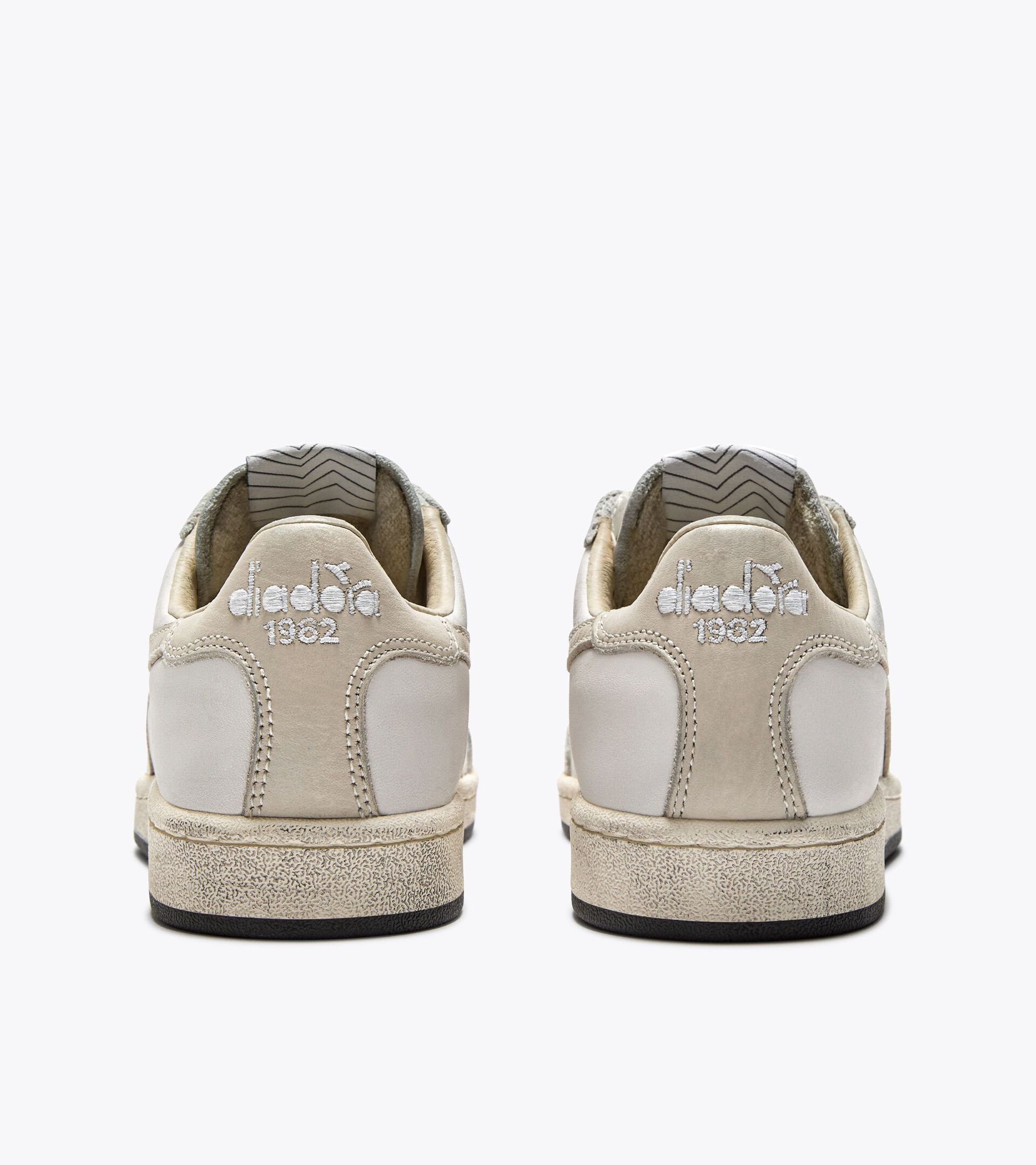 Zapatilla Heritage de piel - Para todos los géneros
 PRESTIGE USED BLANCO/RAYO DE LUNA - Diadora
