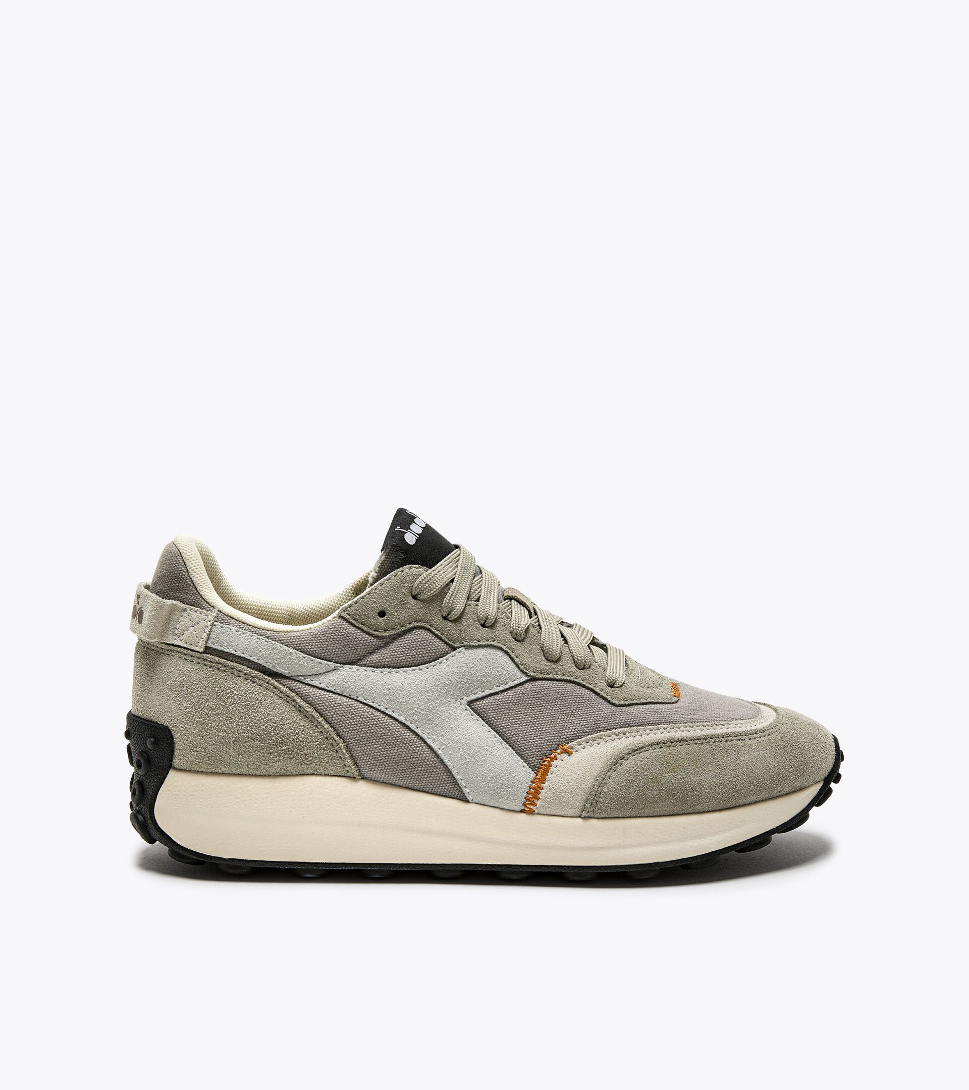 Sporty sneakers - Gender neutral RACE SUEDE SW CRYSTAL GREY/EBONY - Diadora