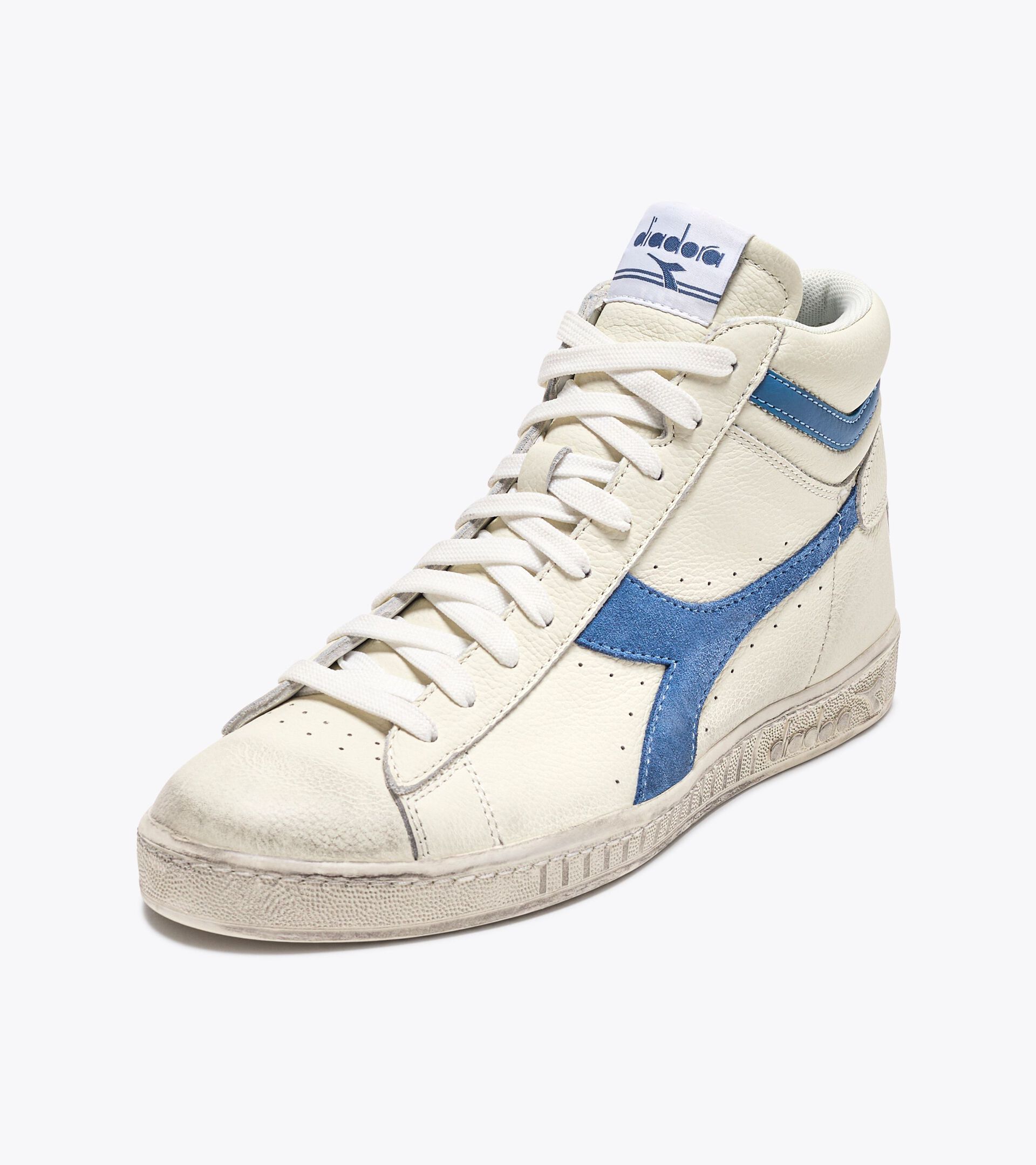 Sporty sneakers - All-Gender GAME L HIGH WAXED SUEDE POP WHITE/BLUE BLEACHED DENIM - Diadora