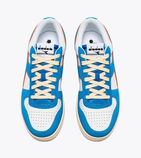 MAGIC BASKET LOW SUEDE LEATHER, ROYAL/WHITE Sporty sneakers - All-Gender MAGIC BASKET LOW SUEDE LEATHER ROYAL/WHITE - Diadora