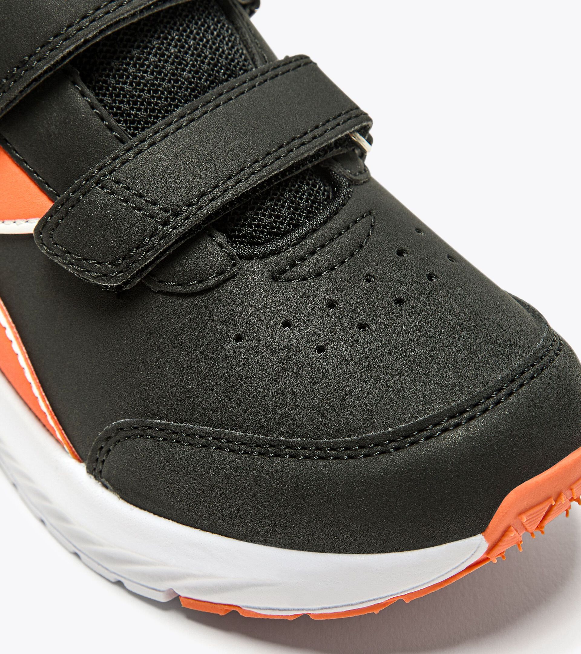 Sports shoe fod kids - 4 to 8 years - Gender Neutral FALCON 3 SL JR V NEGRO/NARANJA BERMELLON - Diadora