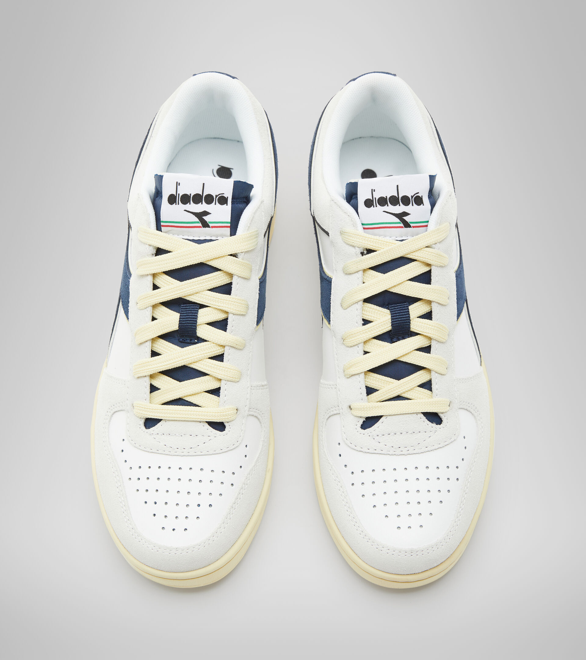 Sporty sneakers - Unisex MAGIC BASKET LOW SUEDE LEATHER WHITE /BLUE CASPIAN SEA - Diadora