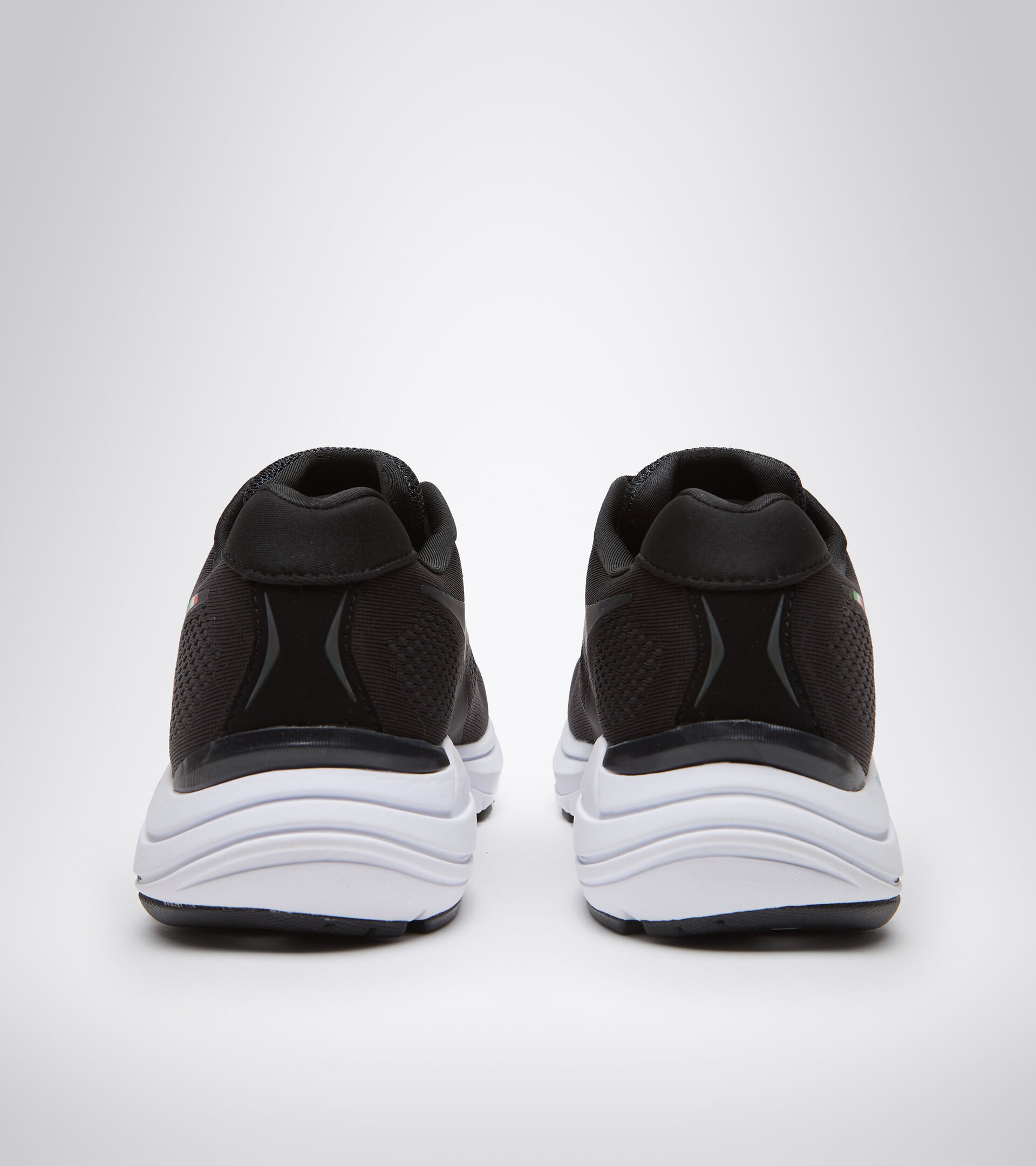 Running shoes - Men MYTHOS BLUSHIELD 7 VORTICE HIP BLACK/WHITE (C7406) - Diadora