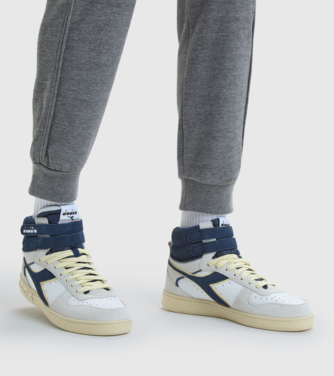 MAGIC BASKET MID SUEDE LEATHER, WHITE /BLUE CASPIAN SEA Sports shoes - Unisex MAGIC BASKET MID SUEDE LEATHER WHITE /BLUE CASPIAN SEA - Diadora