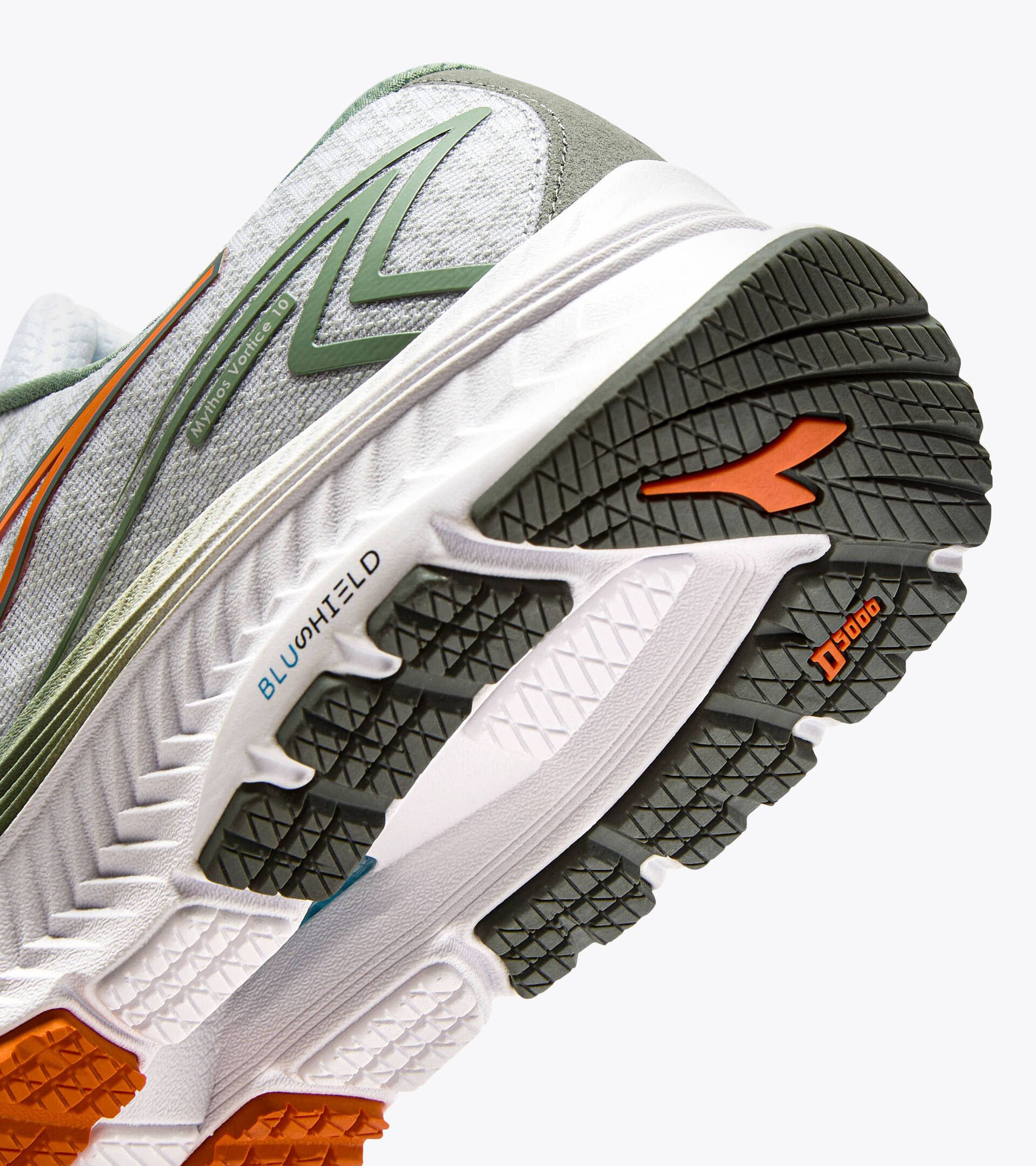 Running shoe - Cushioning and protection - Men’s
MYTHOS BLUSHIELD 10 VORTICE WHITE/ICEBERG GREEN - Diadora