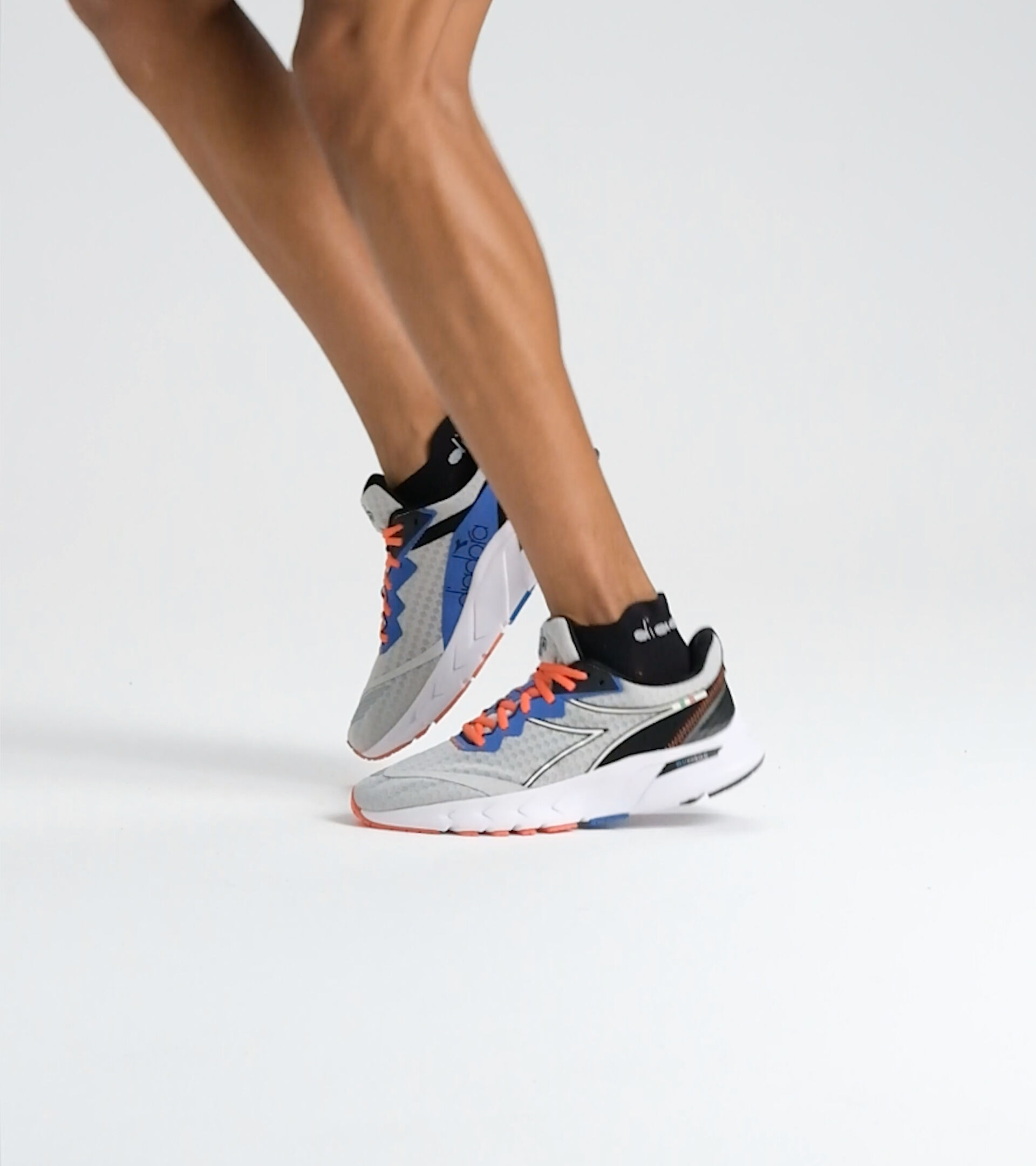 Running shoes - Men MYTHOS BLUSHIELD VOLO 2 SILVER DD/BLACK/WHITE - Diadora