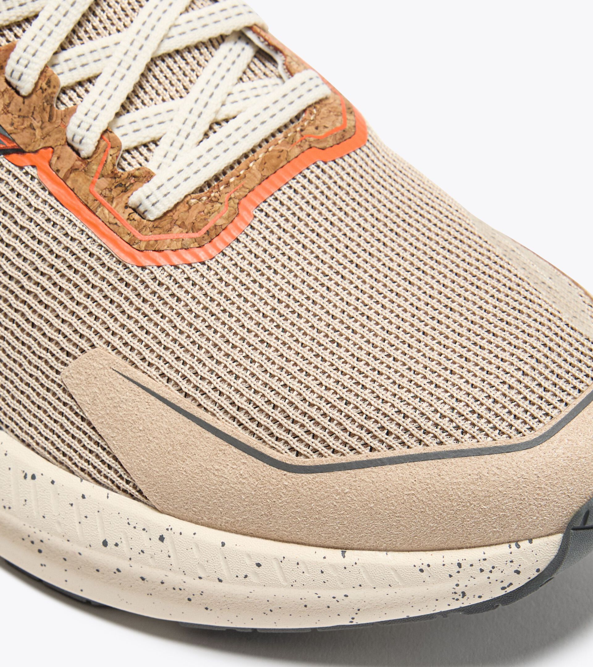 Running shoe with a lower environmental impact - Stability and lightness - Women’s MYTHOS BLUSHIELD VOLO 5 2030 BEIGE/STEEL GRAY - Diadora