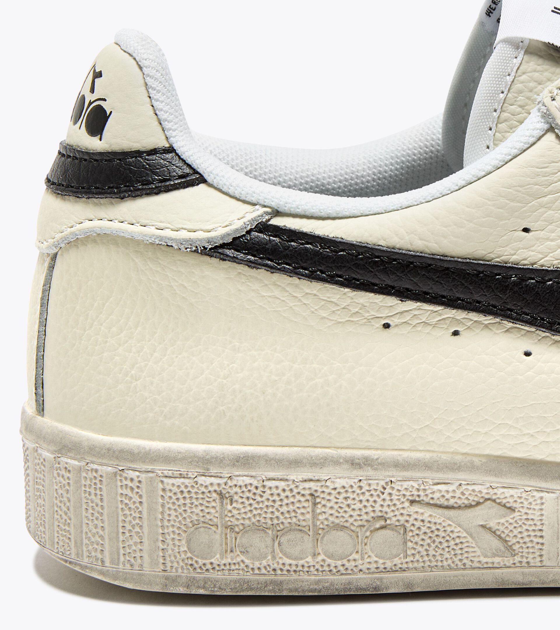 Sporty sneakers - All-Gender GAME L LOW WAXED WHITE/BLACK - Diadora