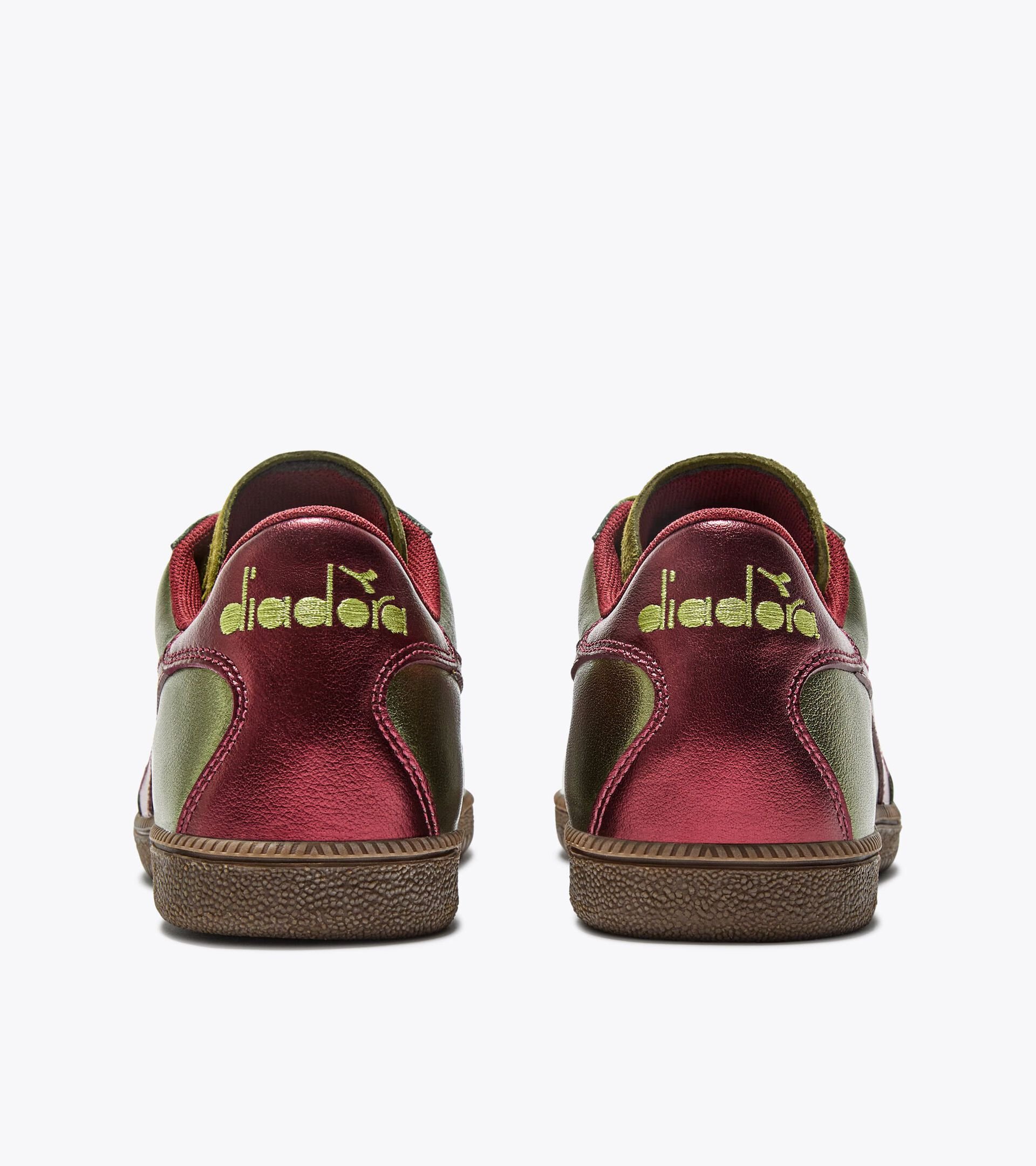 Zapatilla de piel metalizada - Para todos los géneros
TRAINER METALIZED VERDE SEMILLA CARDAMOMO - Diadora