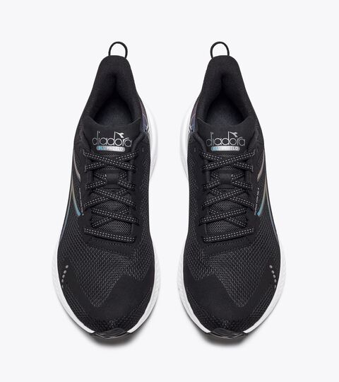 MYTHOS BLUSHIELD VOLO 4 HIP, BLACK/WHITE (C7406) Running shoe with reflective details - Stability and lightness - Men’s MYTHOS BLUSHIELD VOLO 4 HIP BLACK/WHITE (C7406) - Diadora