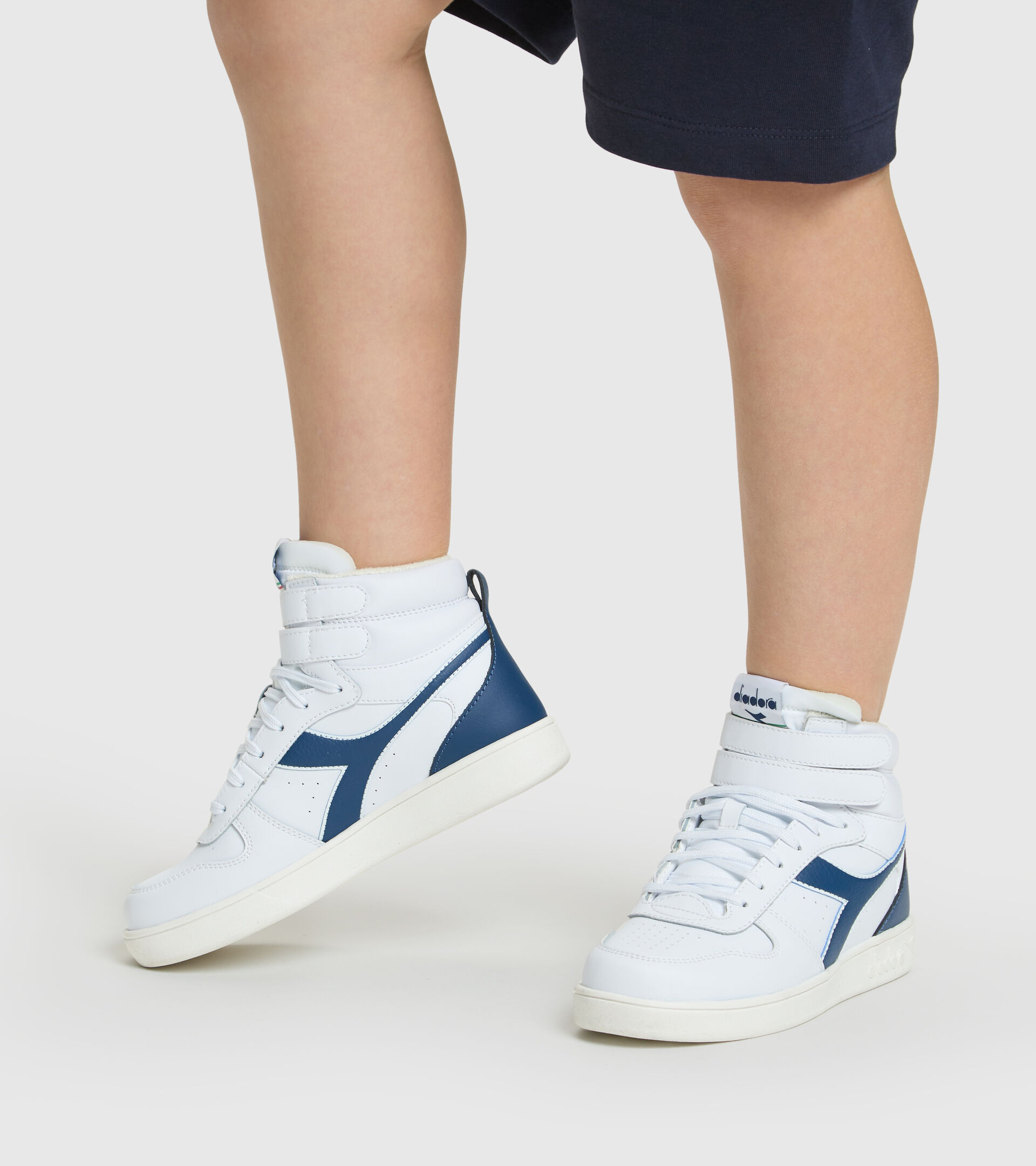 Sports shoes - Youth 8-16 years MAGIC BASKET MID GS WHITE/POSEIDON - Diadora