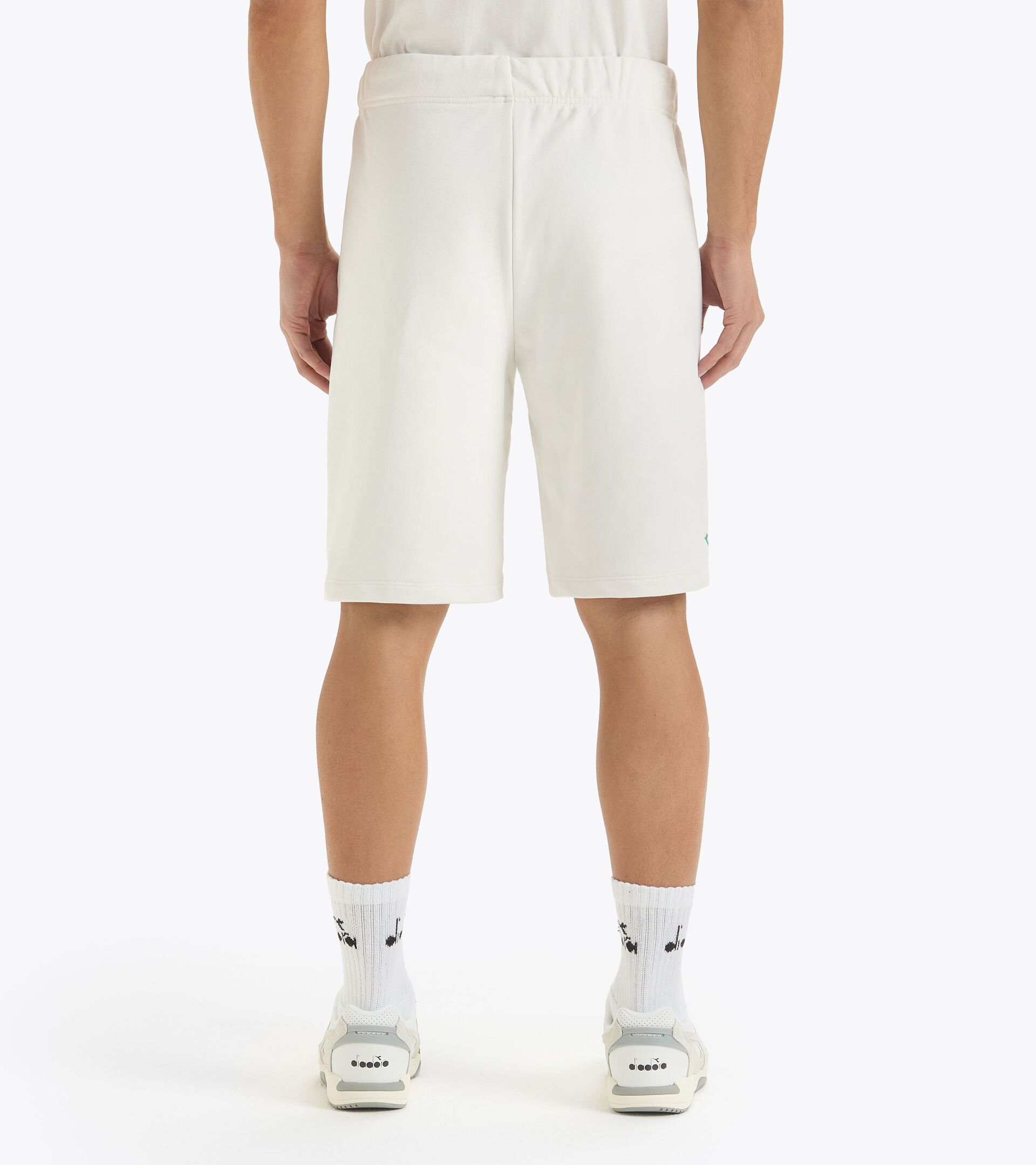 Shorts aus French-Terry-Baumwolle - genderneutral BERMUDA ATHL. LOGO MILCH WEISS - Diadora