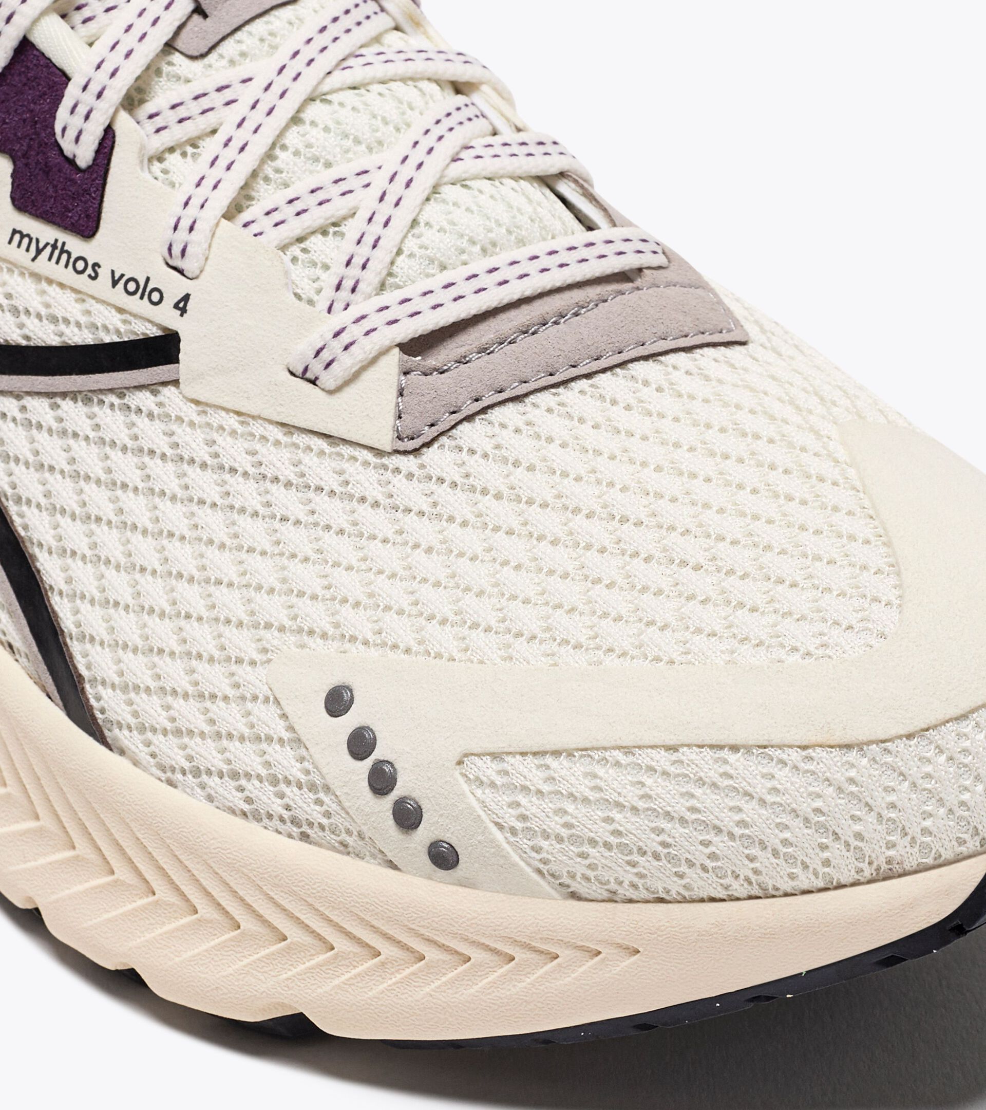 Chaussures de running - Femme - Réalisées avec des matières à impact réduit
 MYTHOS BLUSHIELD VOLO 4  W 2030 BLCHE MURMURE/NR/VLT COUCHER D - Diadora