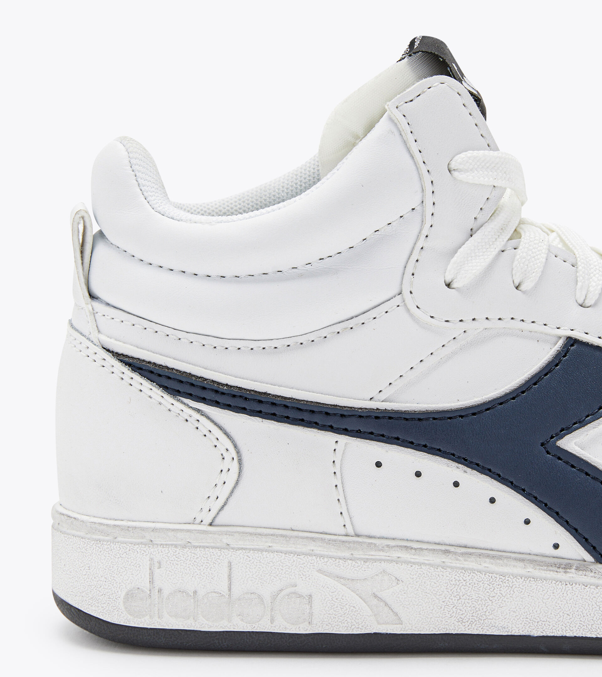 Sporty sneakers - Unisex MAGIC BASKET DEMI ICONA WHITE /BLUE CASPIAN SEA - Diadora