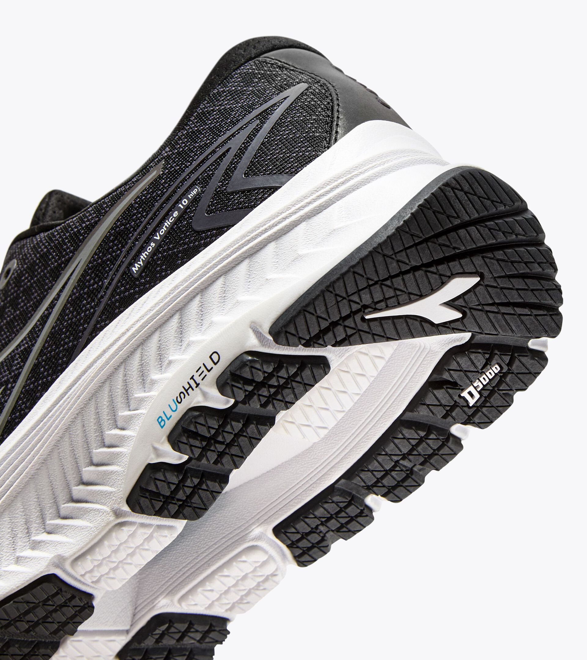 Zapatilla de running con detalles reflectantes - Amortiguación y protección - Hombre MYTHOS BLUSHIELD 10 VORTICE HIP NEGRO/BLANCO (C7406) - Diadora