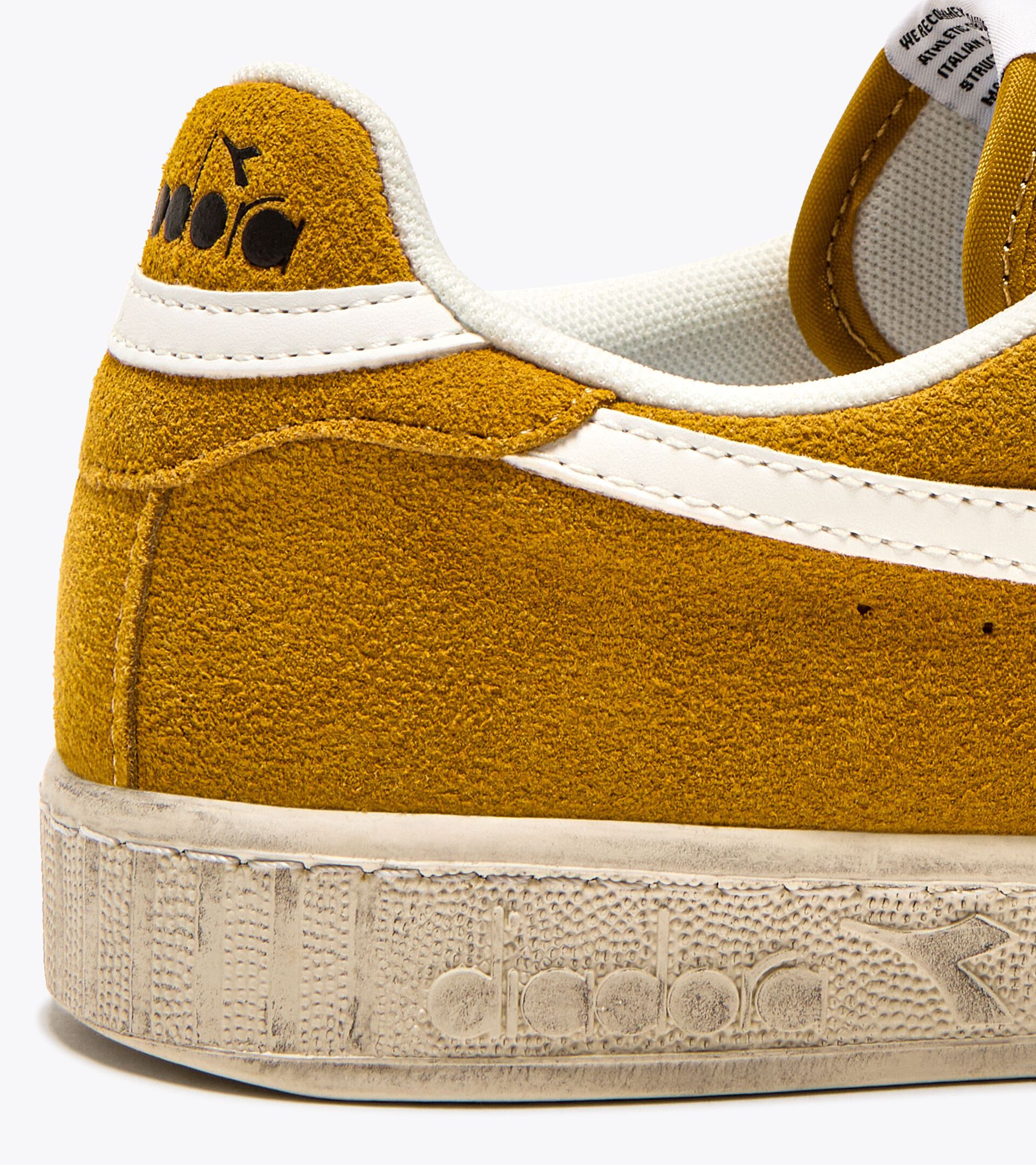 Sporty sneakers - All-Gender GAME L LOW SUEDE WAXED YELLOW OCHRE - Diadora