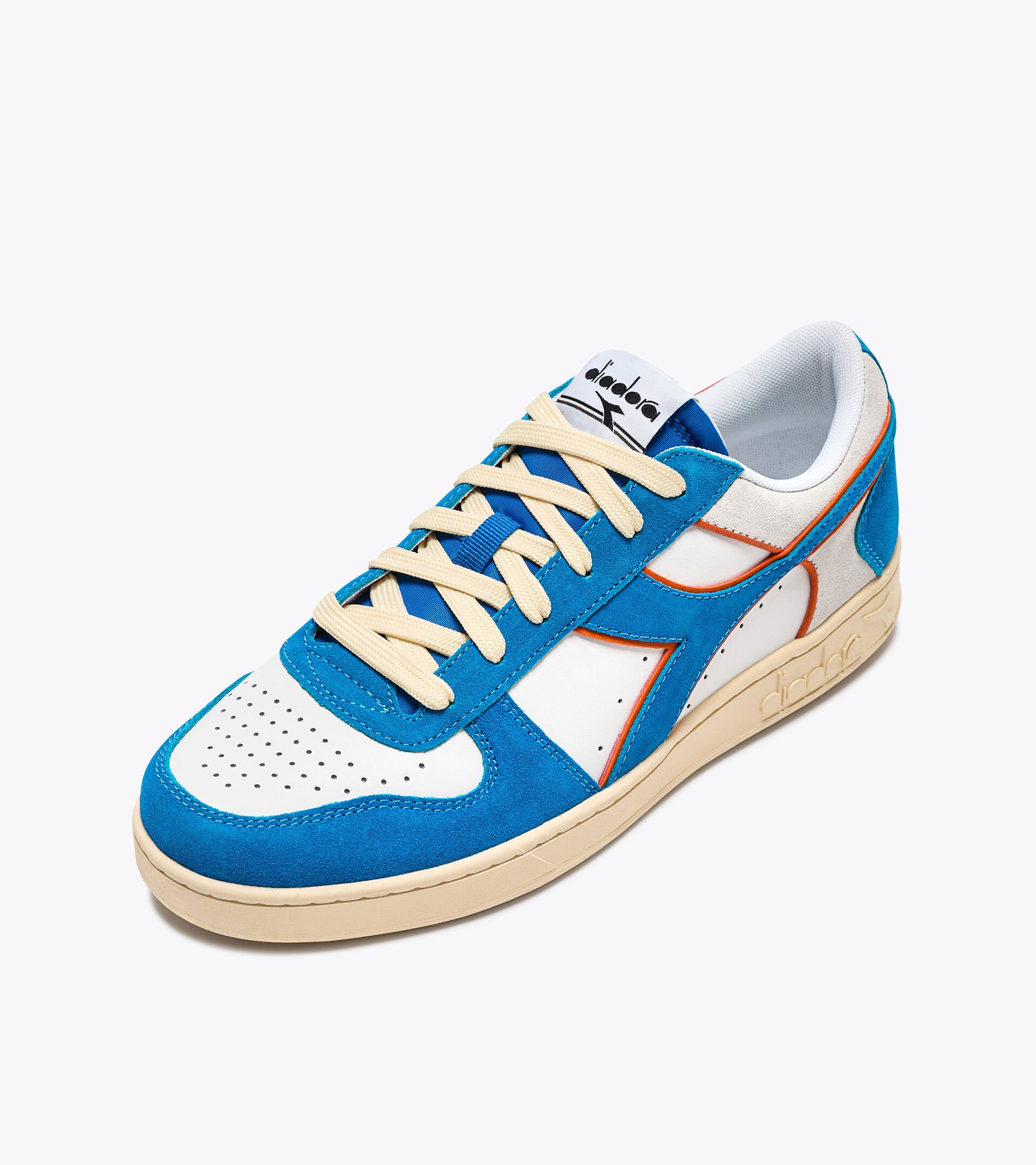 Sporty sneakers - Gender neutral MAGIC BASKET LOW SUEDE LEATHER ROYAL/WHITE - Diadora