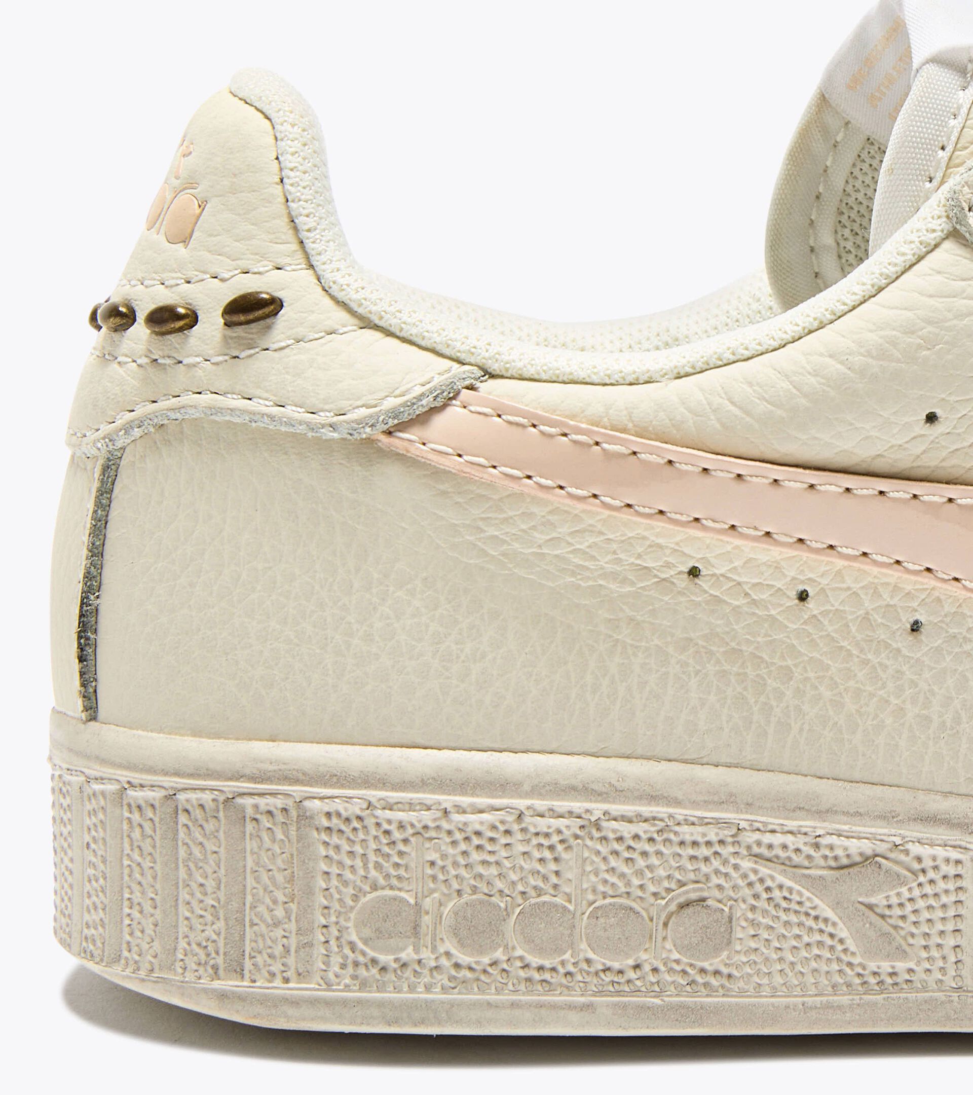 Zapatilla deportiva de piel - Mujer
GAME L LOW WAXED STUDS WN FELICIDAD PURA - Diadora