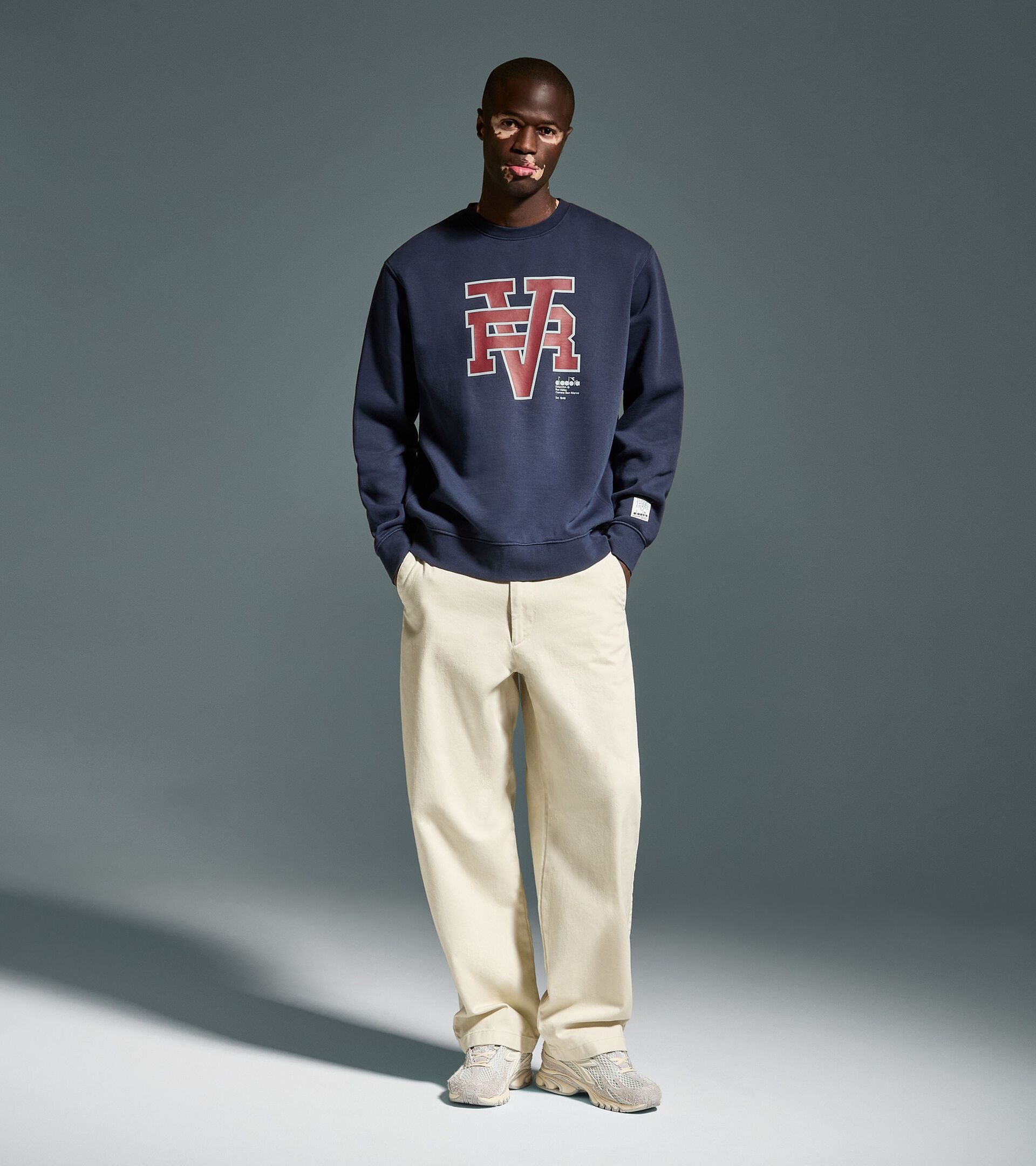 College-style inspired crewneck - Run Valley - All-gender
SWEATSHIRT CREW RUN VALLEY BLUE DENIM - Diadora