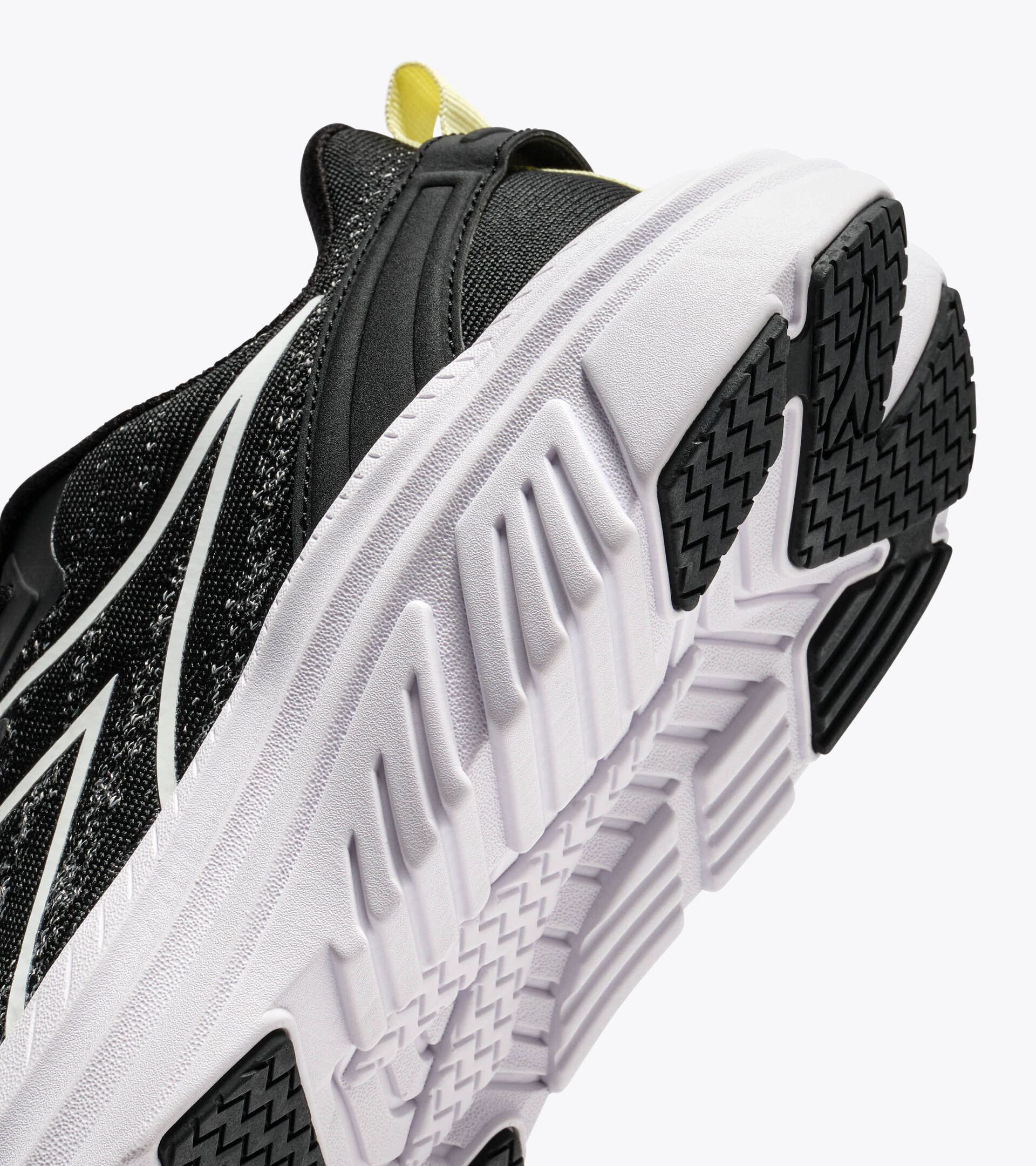 Walking shoe - Men&rsquo;s
 PASSO 6 BLACK/WHITE (C7406) - Diadora