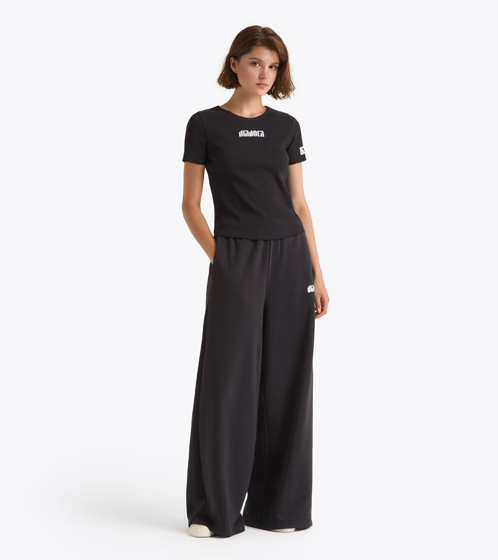 Pantalón deportivo con corte holgado - Mujer
 L. PANTS FLARE ATHL. LOGO NEGRO - Diadora