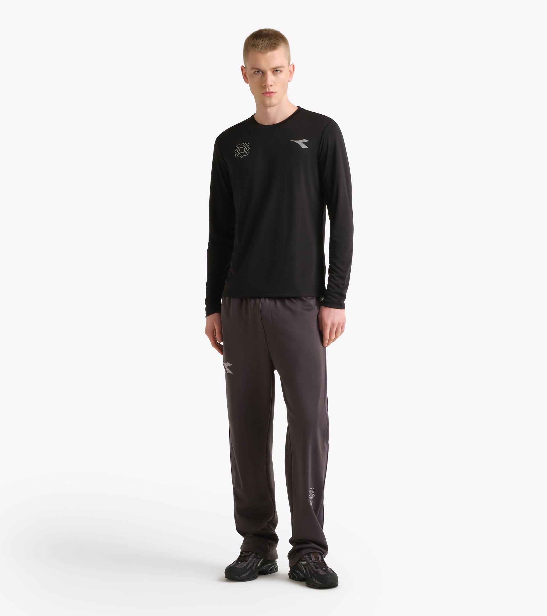 Camiseta deportiva de manga larga, reinterpretada por Lack of Guidance T-SHIRT LS LACK OF GUIDANCE NEGRO - Diadora