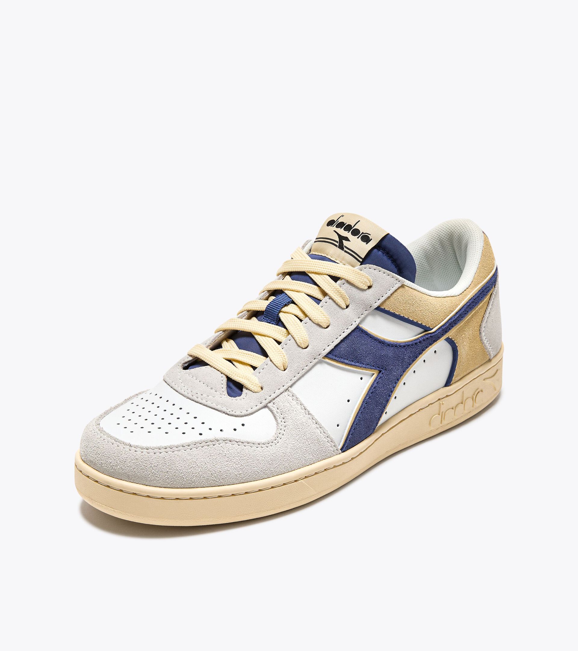 Sporty sneakers - All-Gender MAGIC BASKET LOW SUEDE LEATHER SUPER WHITE/MARLIN - Diadora