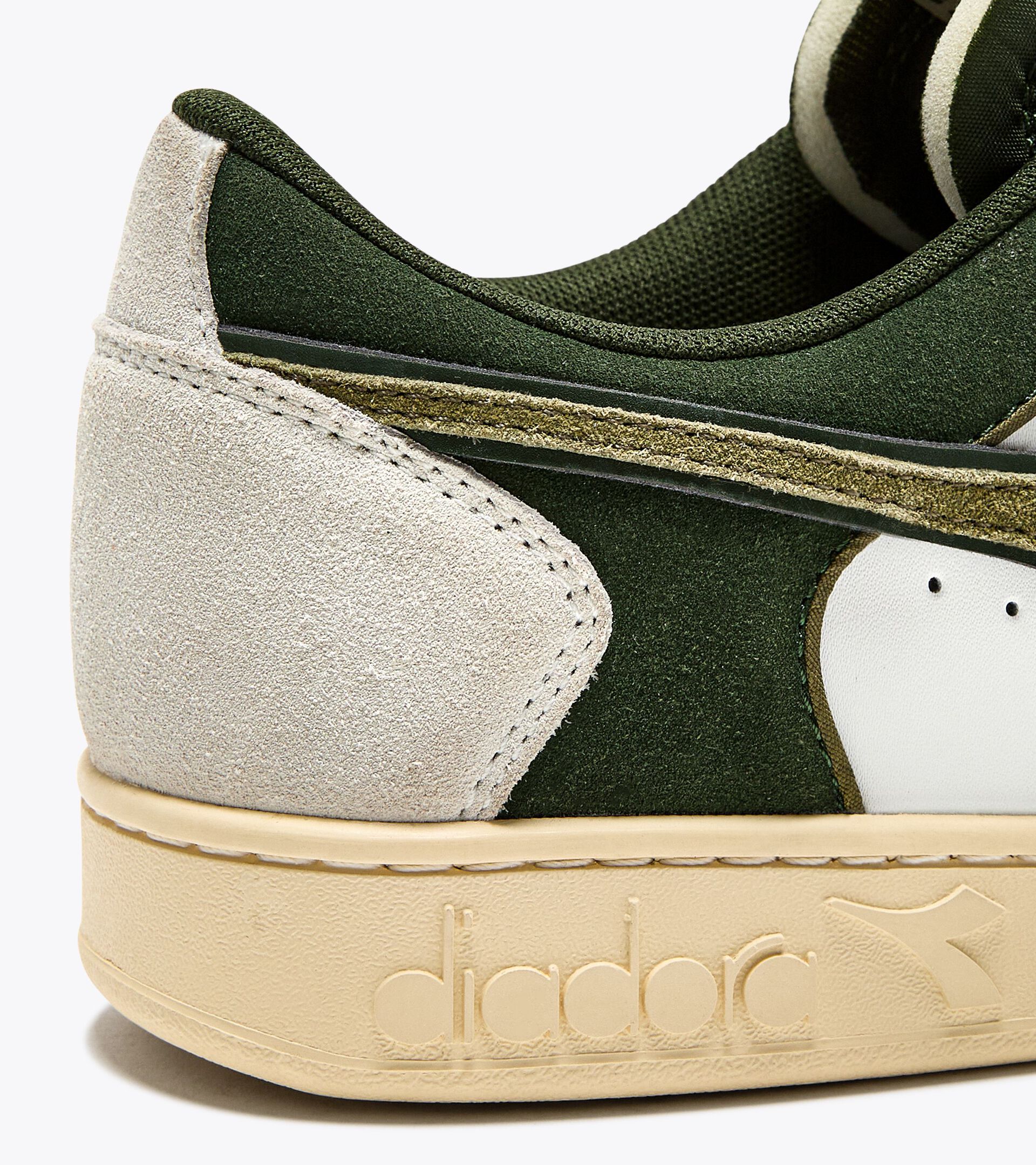 Sneaker sportiva - Per ogni genere MAGIC BASKET LOW SUEDE LEATHER BIANCO/VERDE KOMBU - Diadora