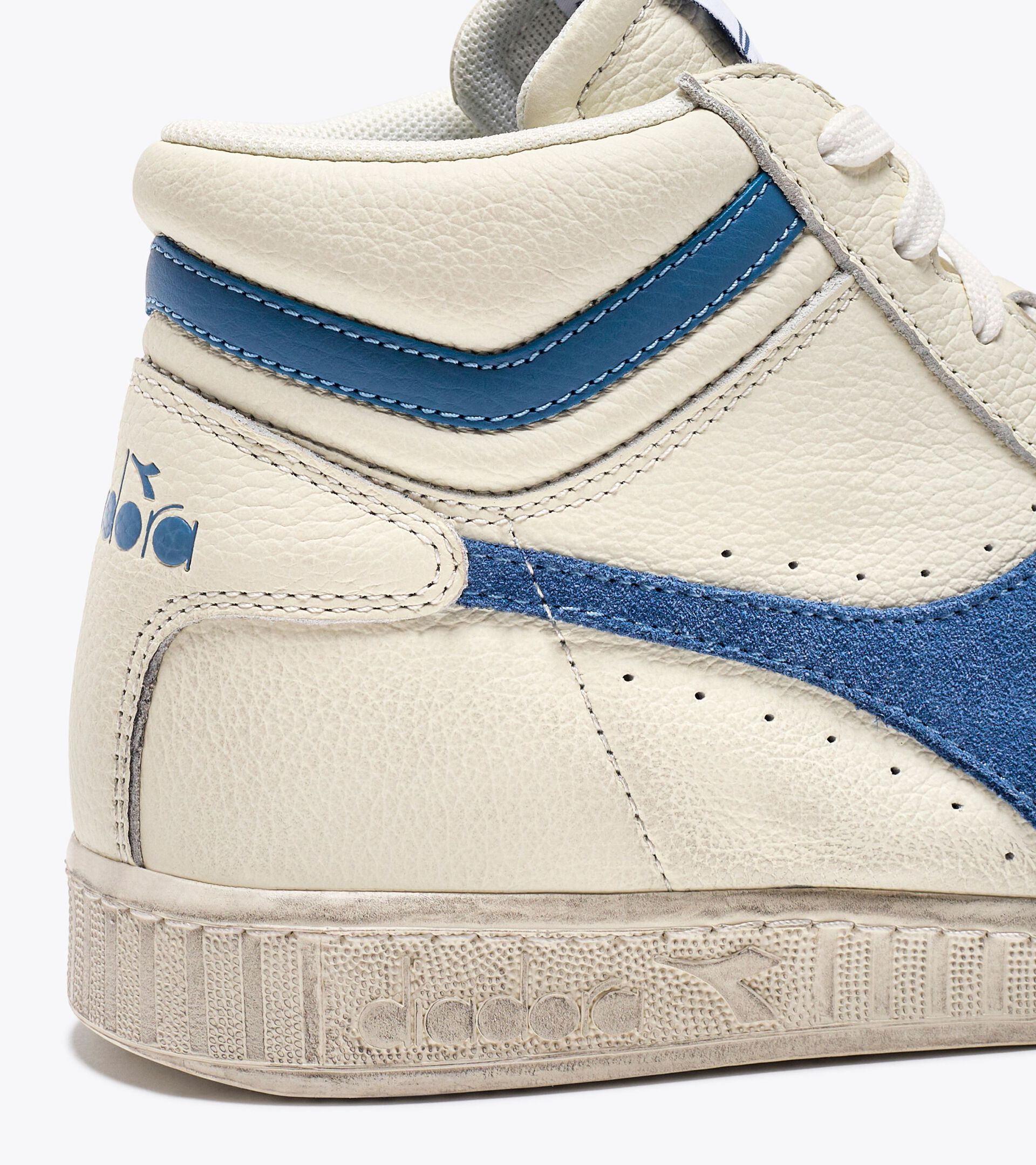 Sporty sneakers - All-Gender GAME L HIGH WAXED SUEDE POP WHITE/BLUE BLEACHED DENIM - Diadora