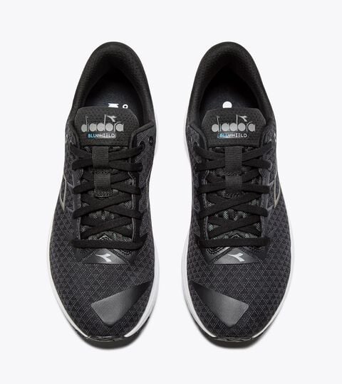 MYTHOS BLUSHIELD 10 VORTICE HIP, BLACK/WHITE (C7406) Running shoe with reflective details - Cushioning and protection - Men’s
MYTHOS BLUSHIELD 10 VORTICE HIP BLACK/WHITE (C7406) - Diadora