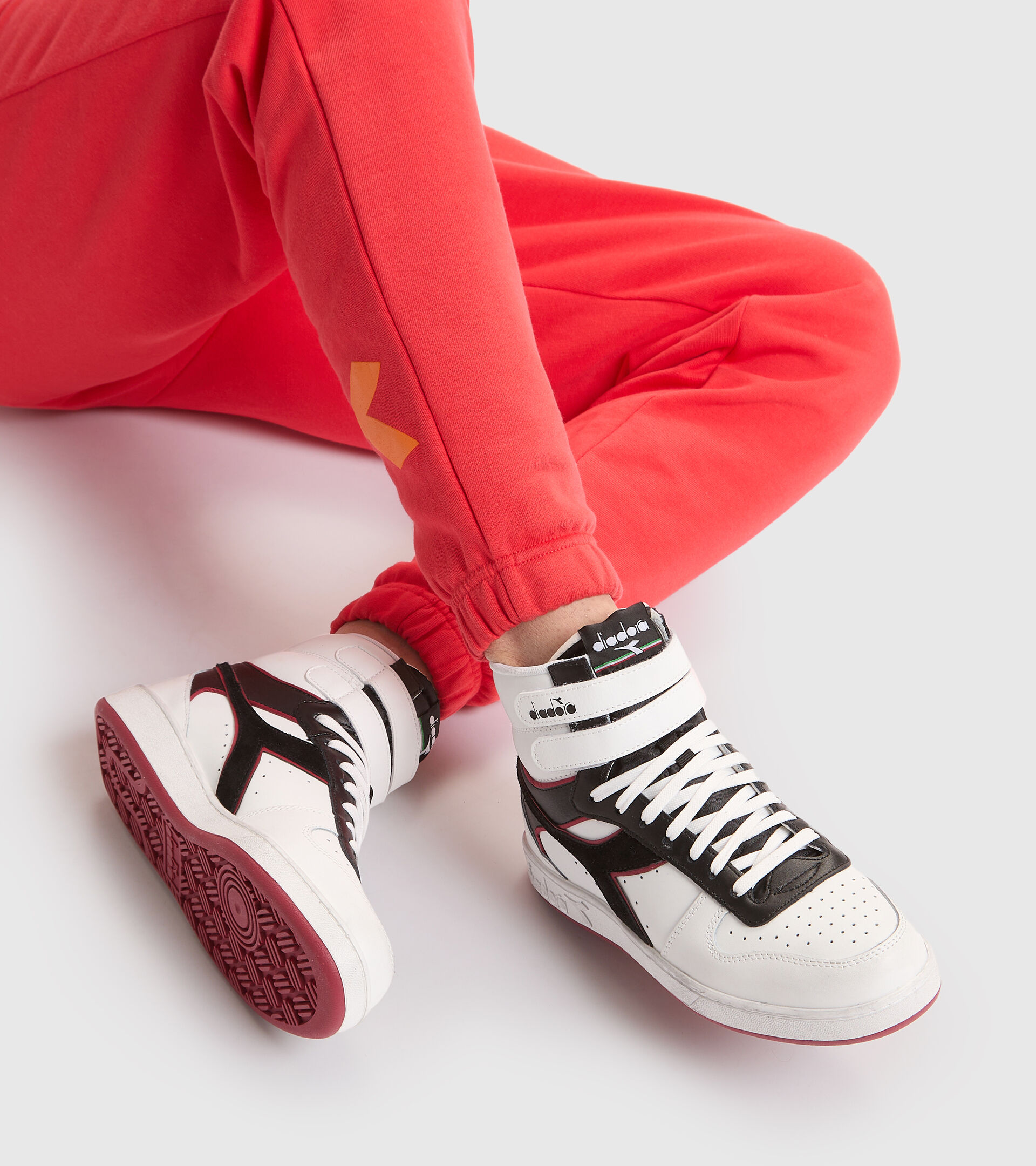 Sports shoes - Unisex MAGIC BASKET MID ICONA LEATHER WHITE/RED GRANATA - Diadora