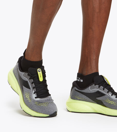 FRECCIA, GRIS ALLIAGE/NR/SOURCES SULFUR Chaussures de running - Homme FRECCIA GRIS ALLIAGE/NR/SOURCES SULFUR - Diadora