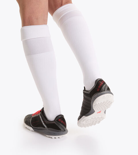 BRASIL SALA TF, NERO/ROSSO FLUO Chaussures de futsal pour terrains durs ou gazon synthétique BRASIL SALA TF NERO/ROSSO FLUO - Diadora