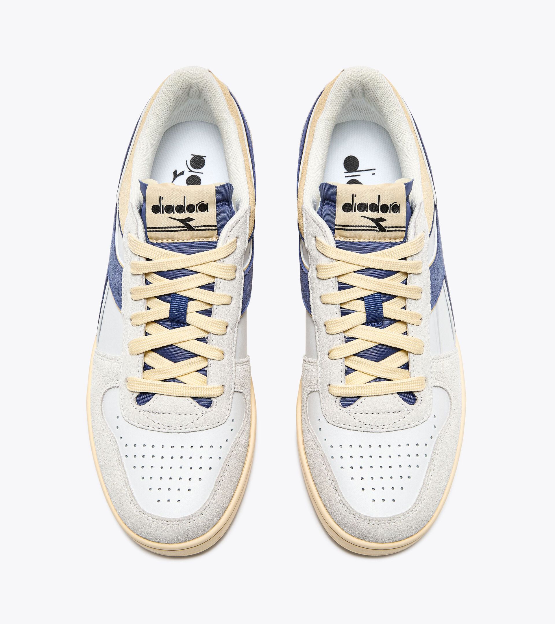 Sporty sneakers - All-Gender MAGIC BASKET LOW SUEDE LEATHER SUPER WHITE/MARLIN - Diadora