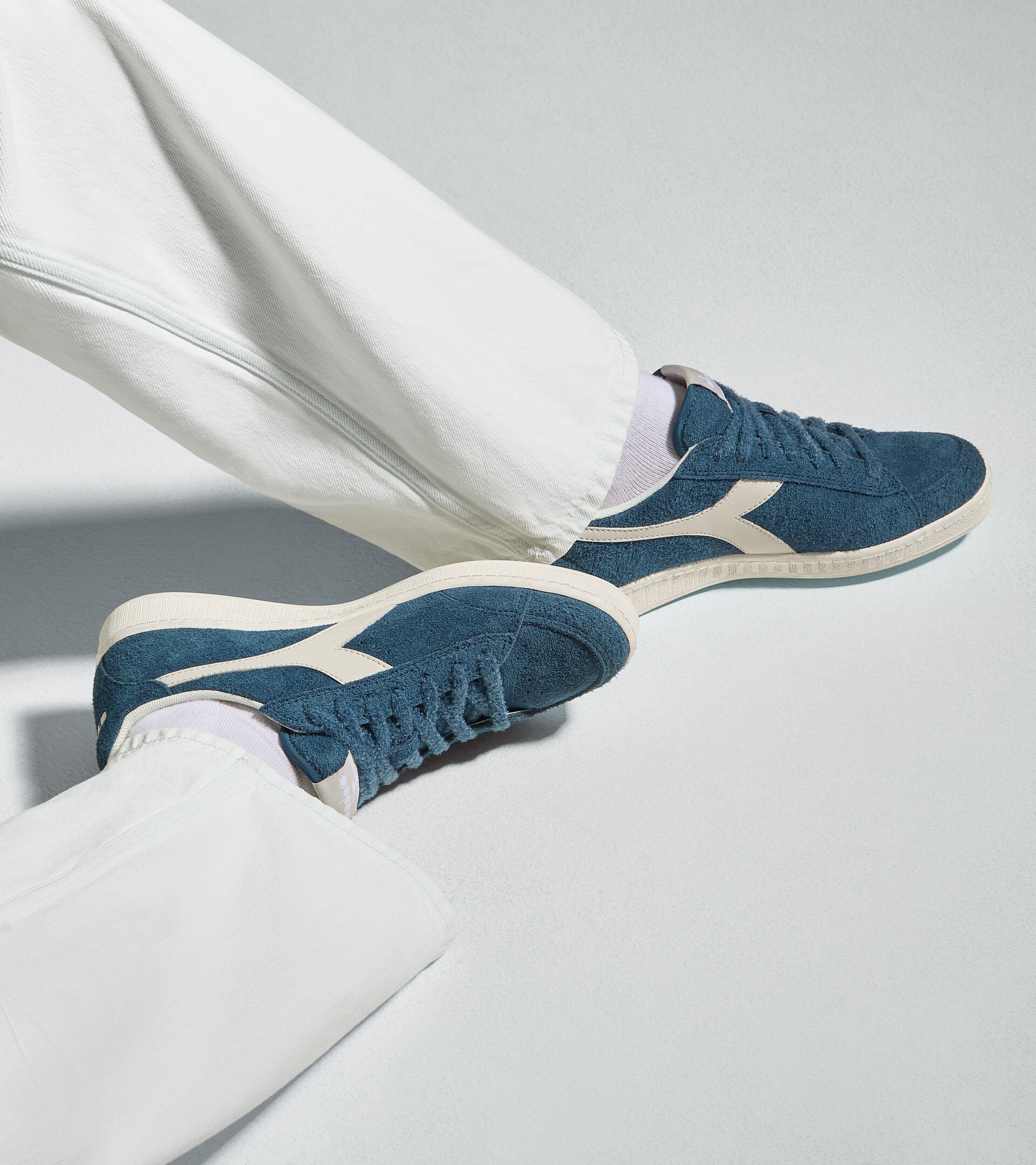 Sporty sneakers - All-Gender GAME LOW SUEDE WAXED LEGION BLUE - Diadora