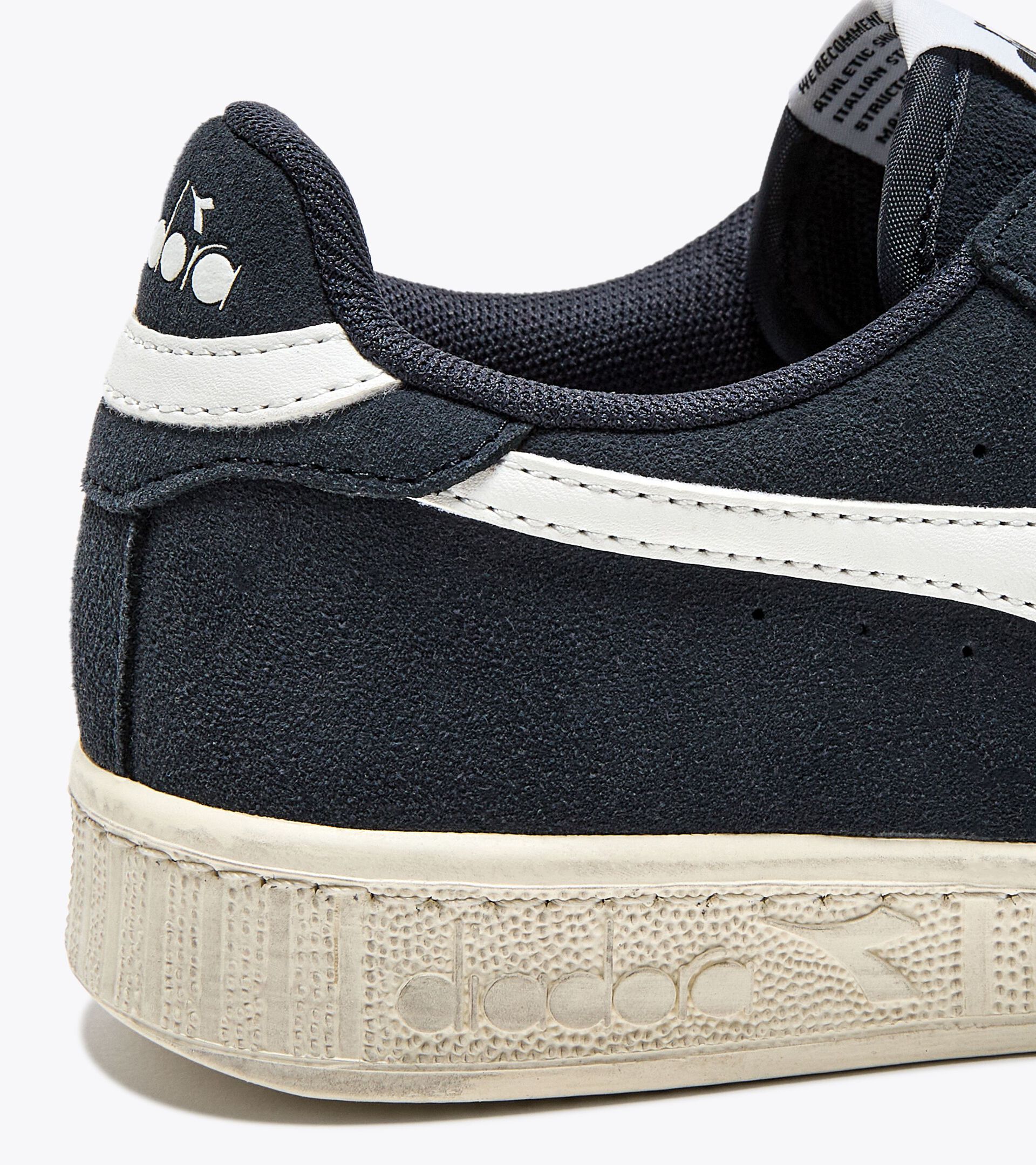 Sporty sneakers - All-Gender GAME L LOW SUEDE WAXED BLUE DENIM - Diadora