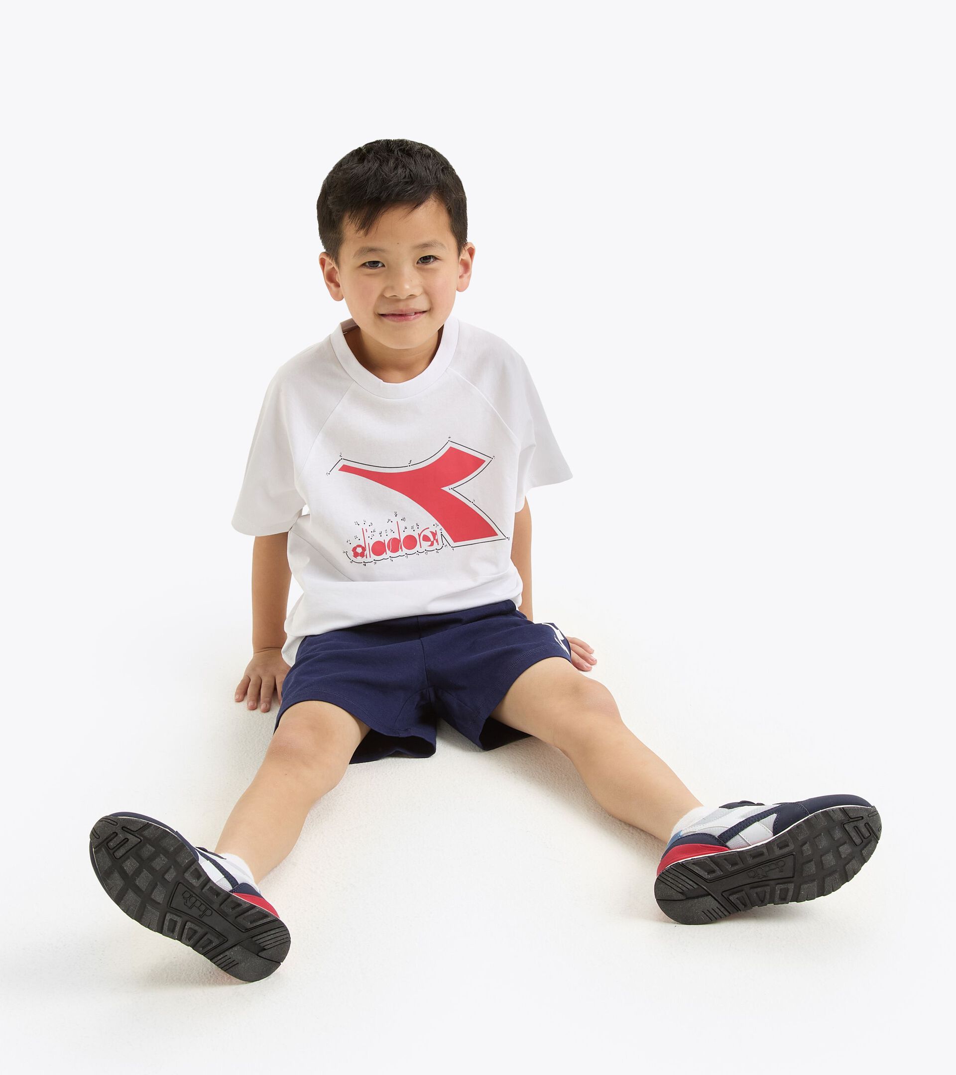 Conjunto deportivo - Camiseta y pantalones cortos - Niños y adolescentes
 JB. SET SS RIDDLE BLANCO VIVO - Diadora