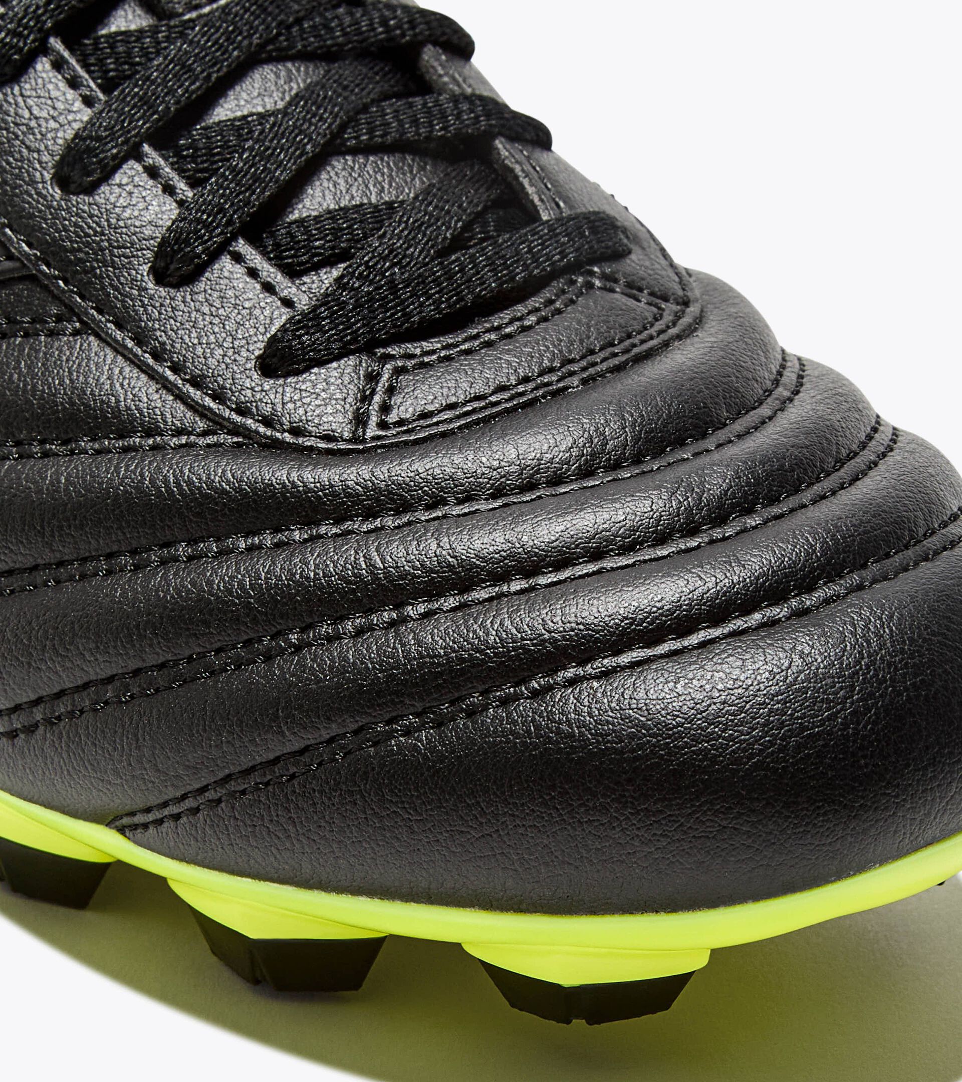 Fu&szlig;ballschuh f&uuml;r kompakte B&ouml;den - Herren
 BRASIL ICON R LPU SCHWARZ/FLUO GELB DD - Diadora