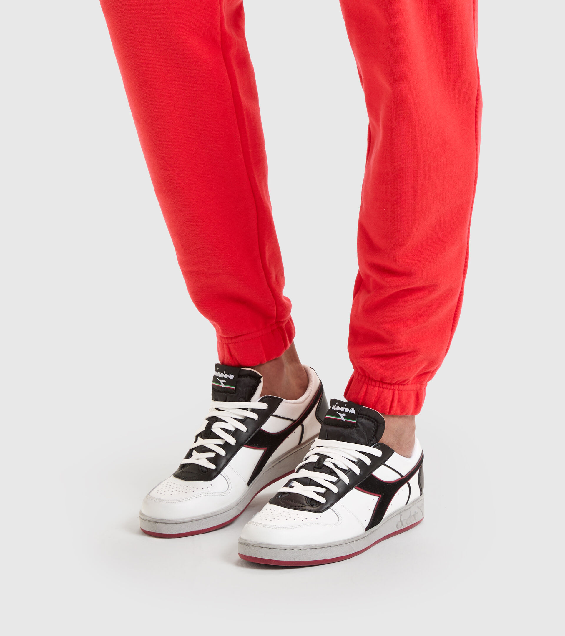 Sports shoes - Unisex MAGIC BASKET LOW ICONA LEATHER WHITE/RED GRANATA - Diadora