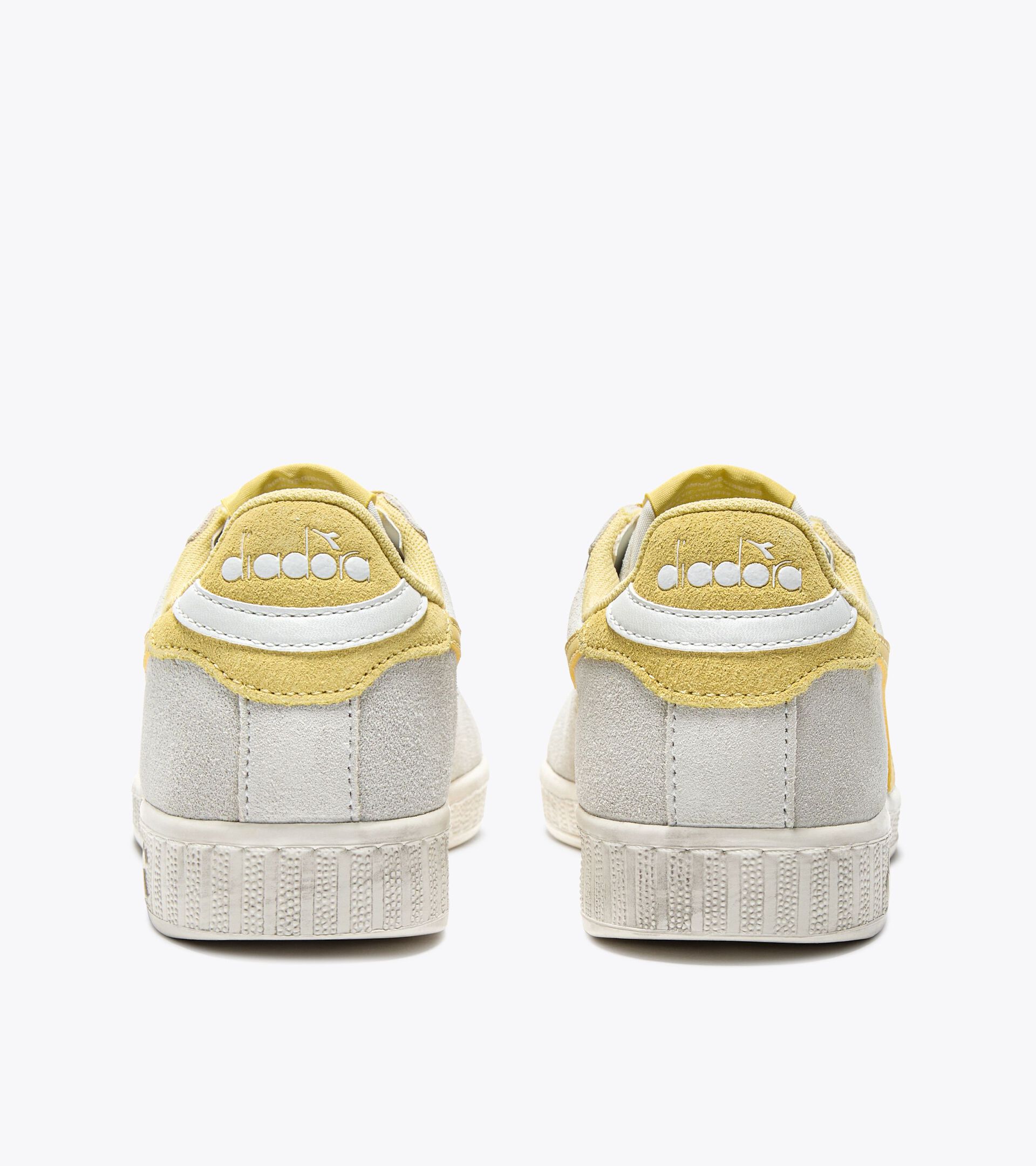 Sporty sneakers - All-Gender GAME L LOW SUEDE WAXED WHITE/CORNSILK - Diadora