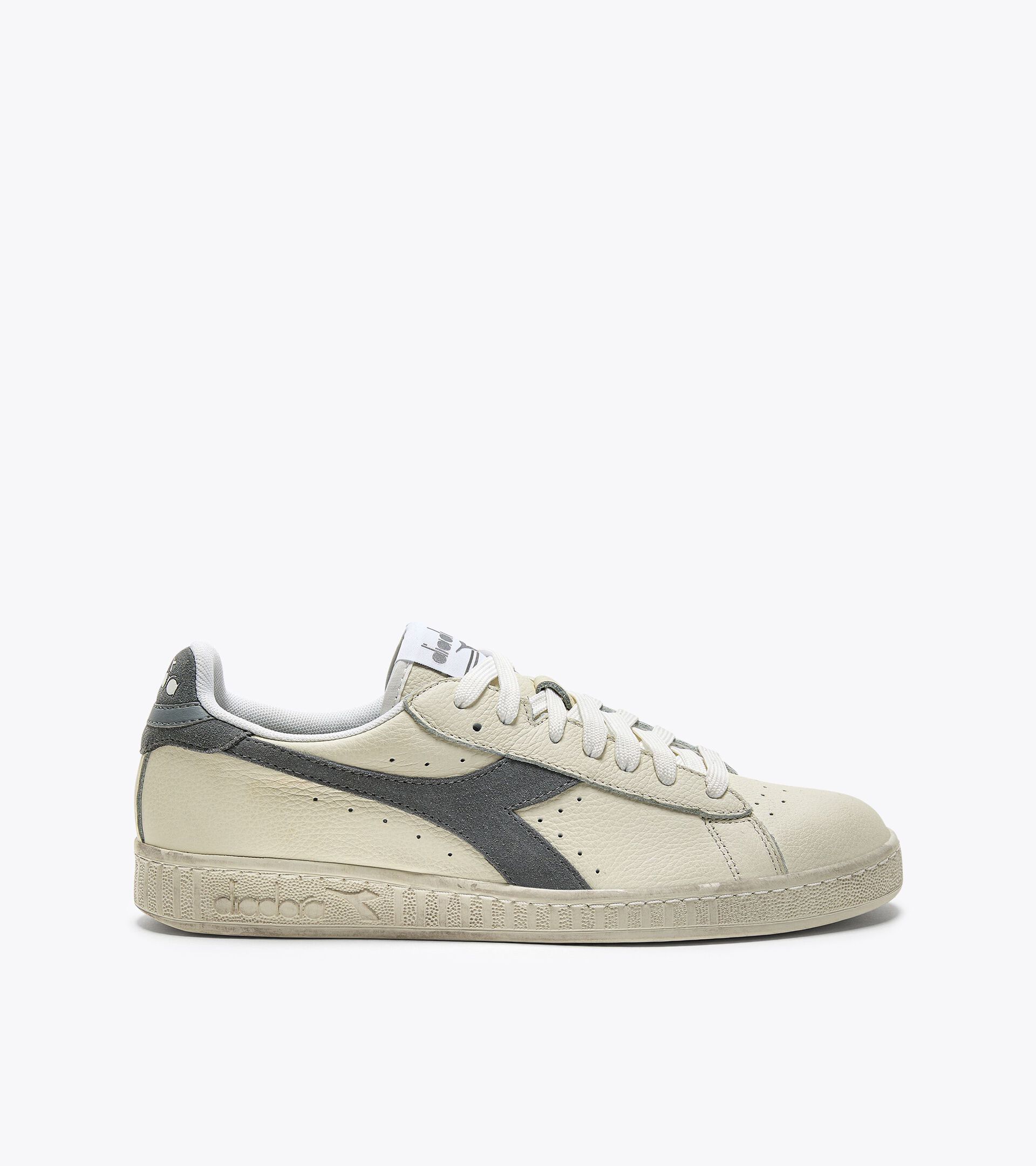 Sporty sneakers - Gender neutral GAME L LOW WAXED SUEDE POP WHITE/ULTIMATE GRAY - Diadora